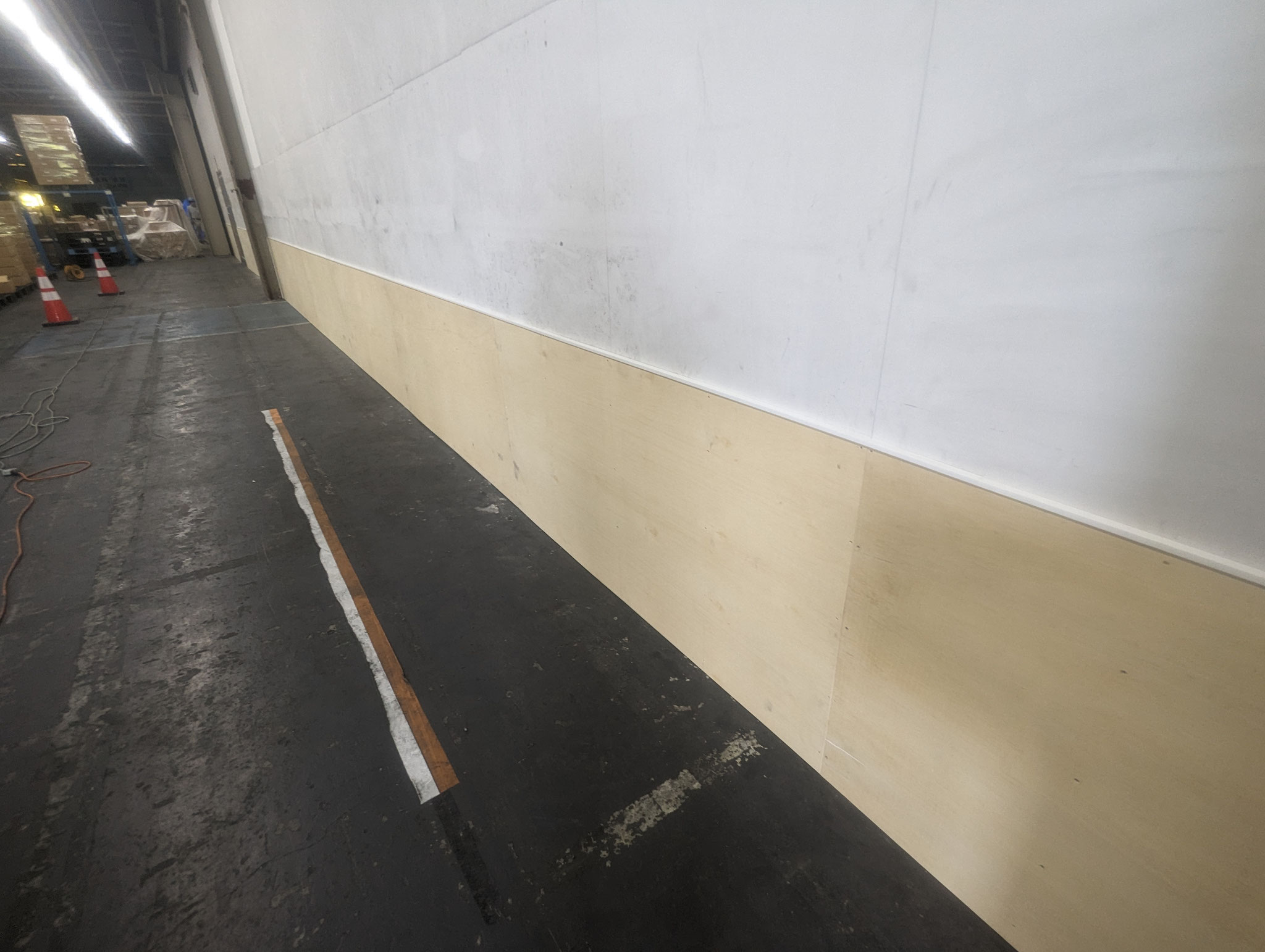 間仕切り壁防護板工事：工程写真