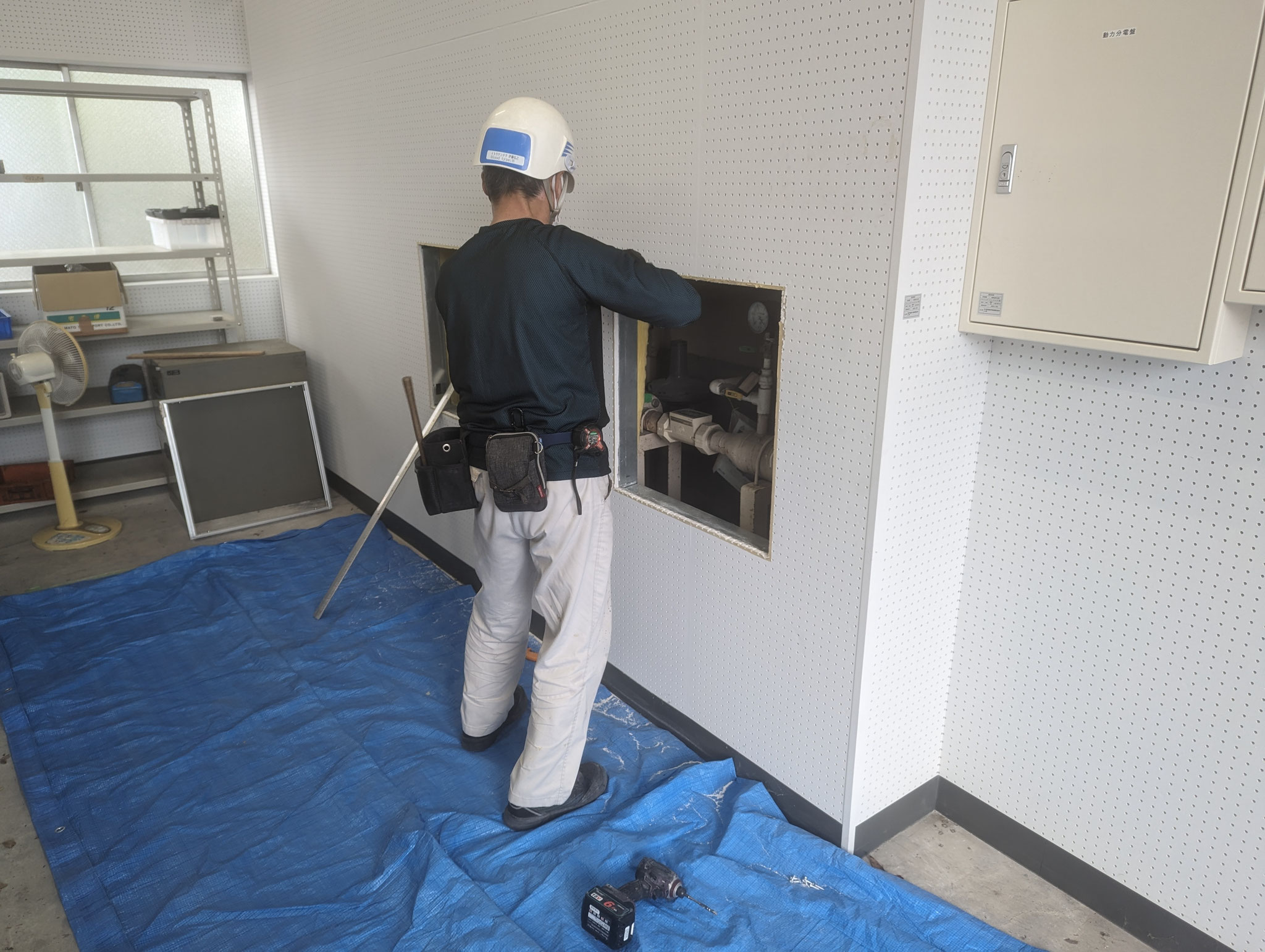 壁内設備点検用窓工事：工程写真