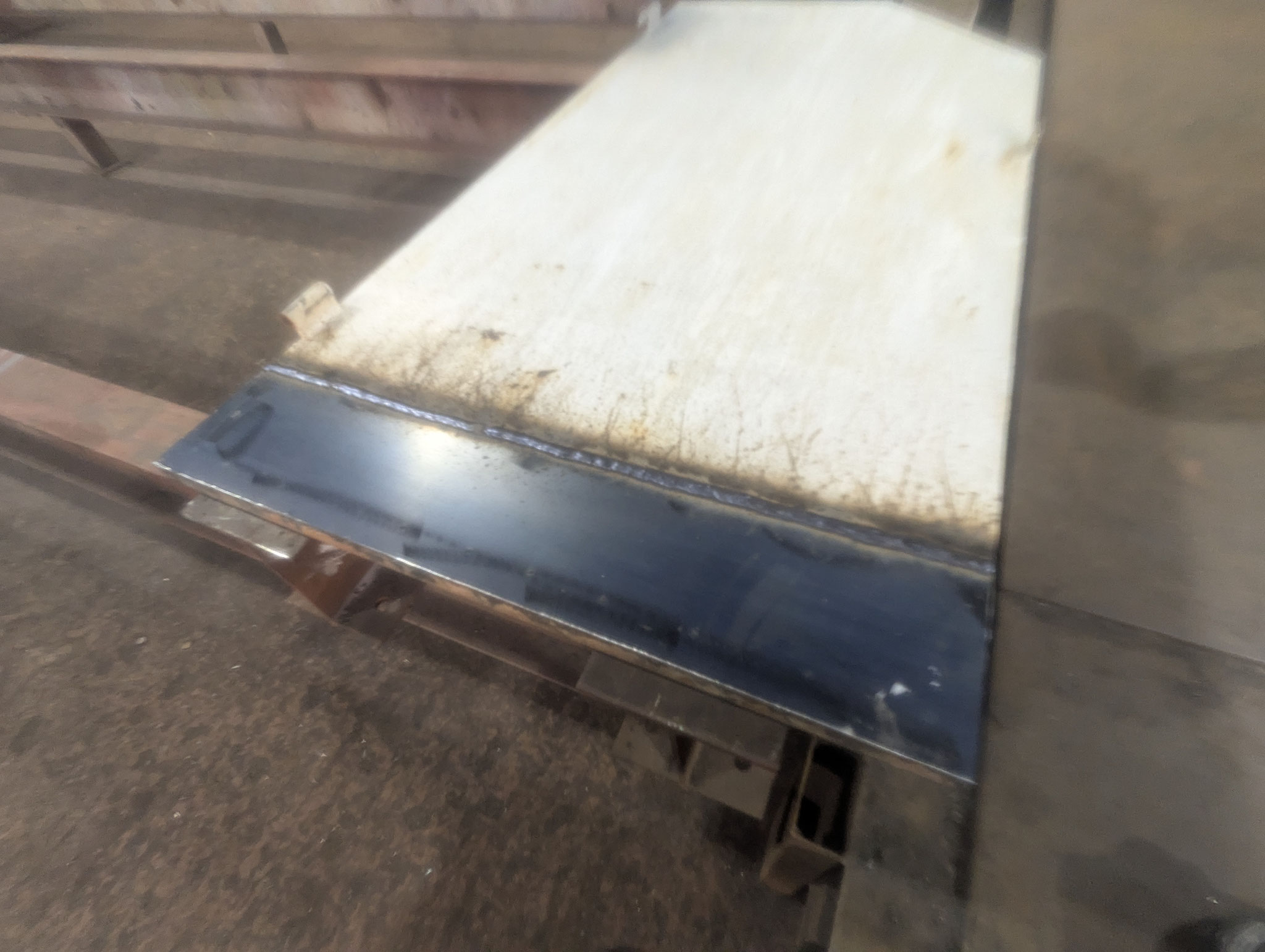 鉄製扉部分修理作業：工程写真