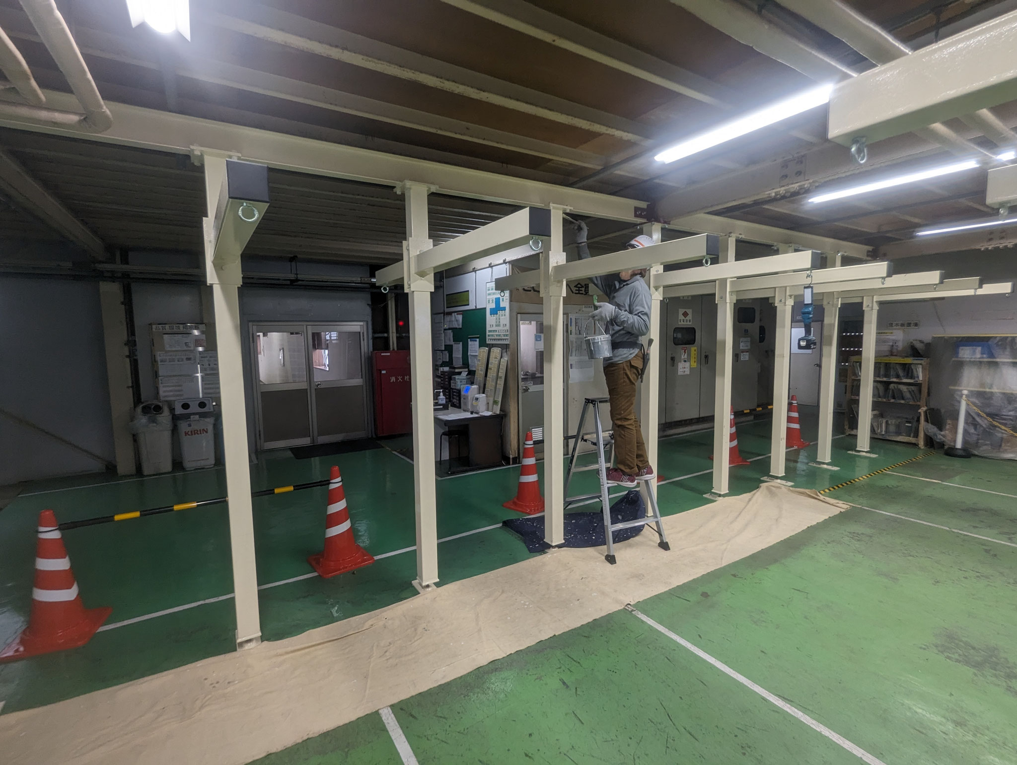 鉄骨造物品棚新設工事：工程写真