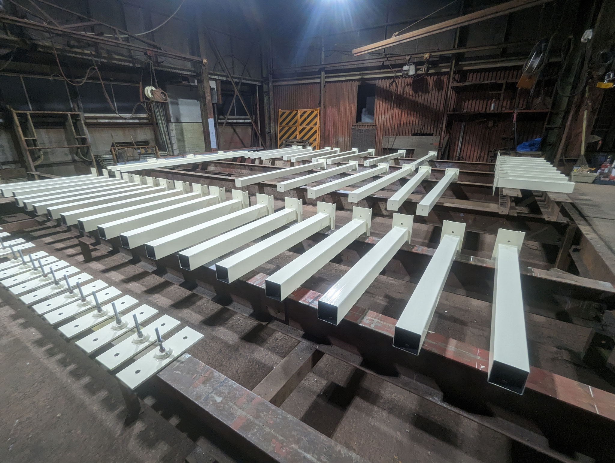 鉄骨造物品棚新設工事：工程写真