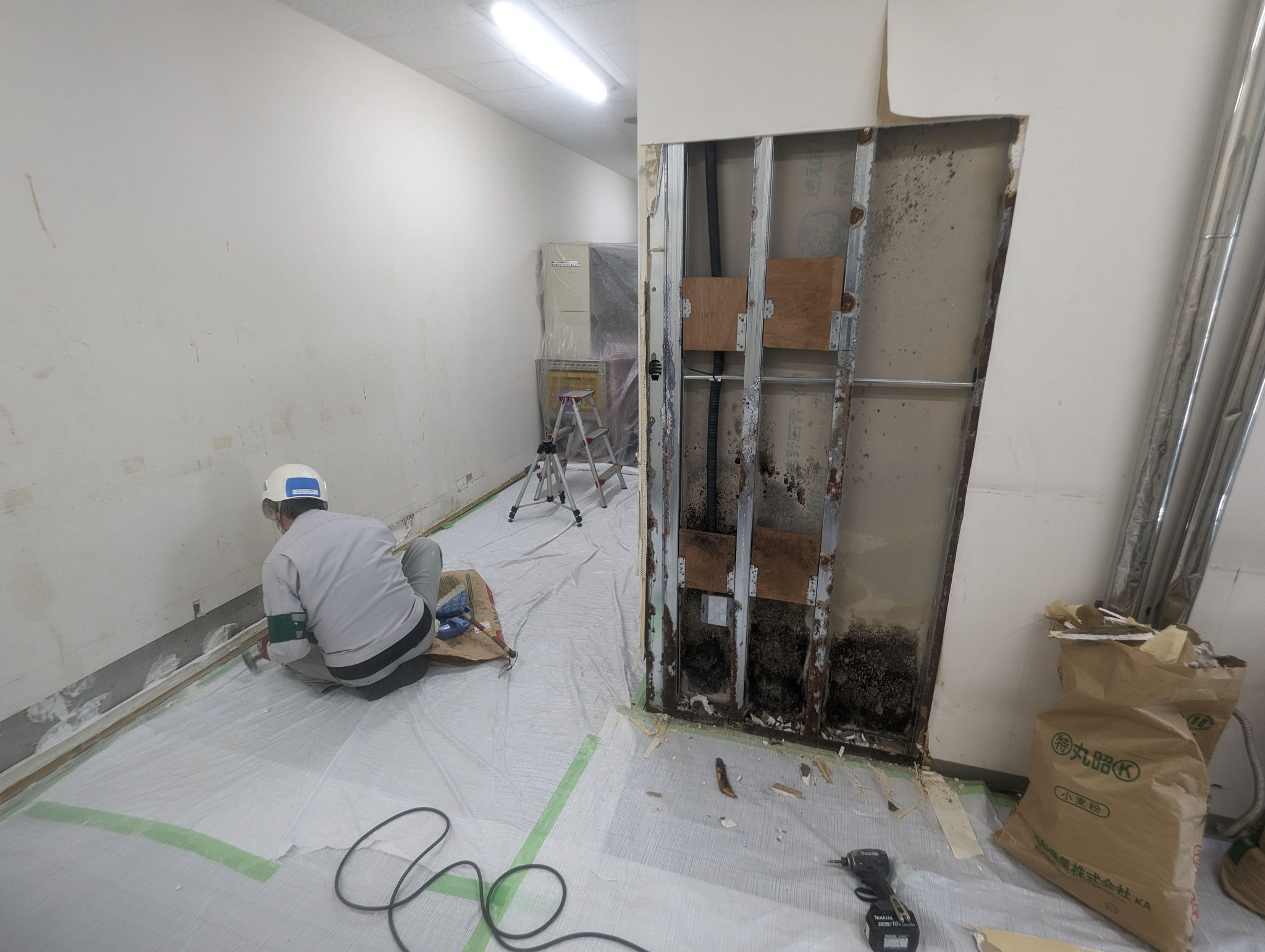 厨房通路壁修繕工事：工程写真