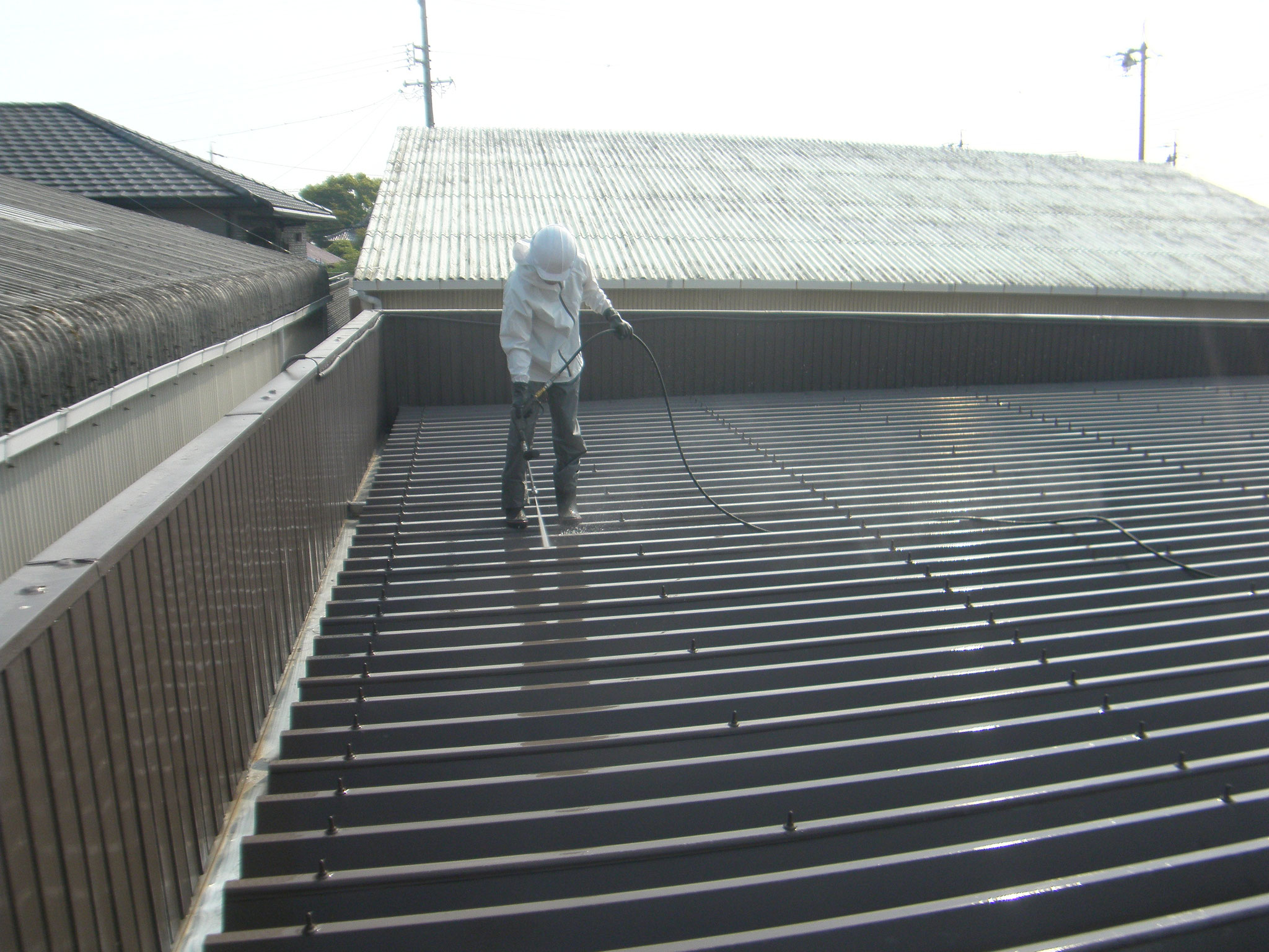 倉庫屋根遮熱塗装工事：工程写真
