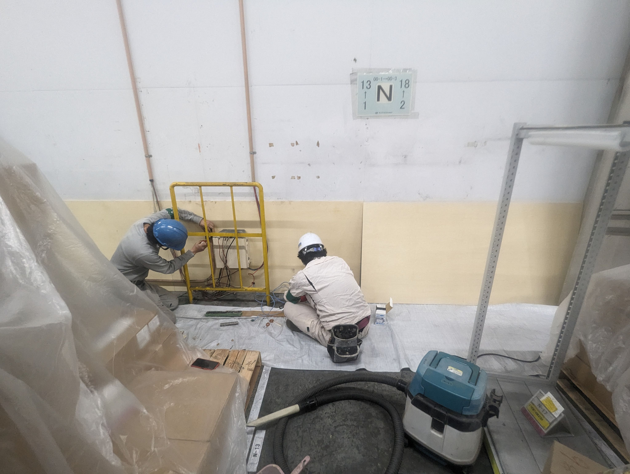 間仕切り壁防護板工事：工程写真