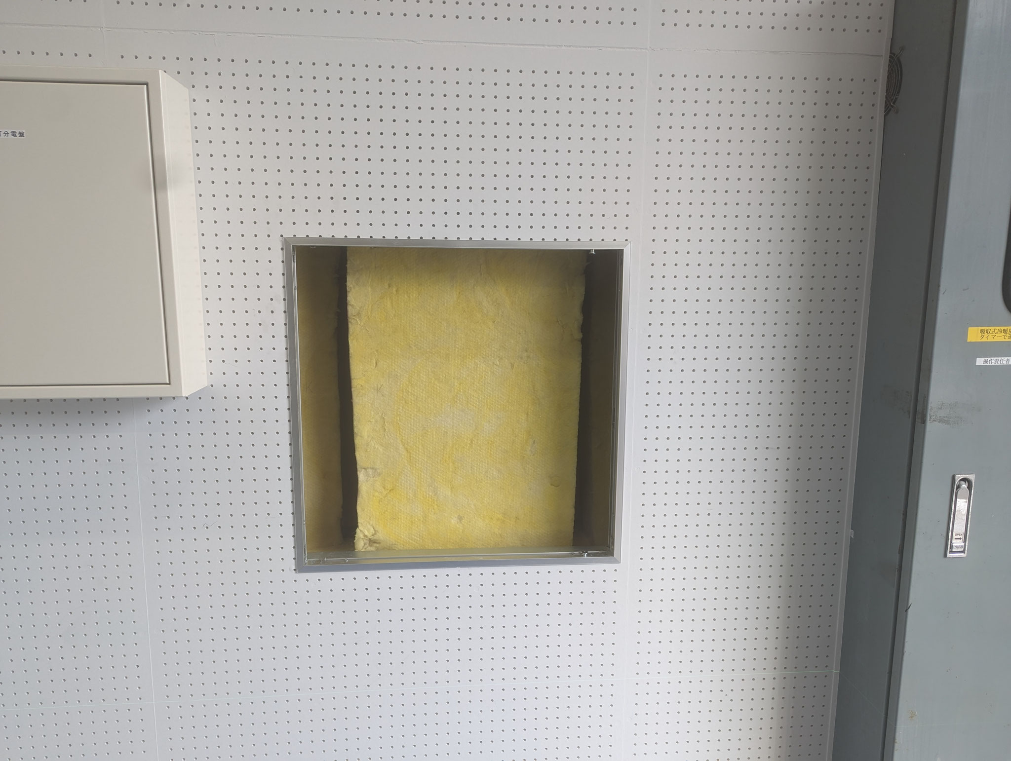壁内設備点検用窓工事：工程写真