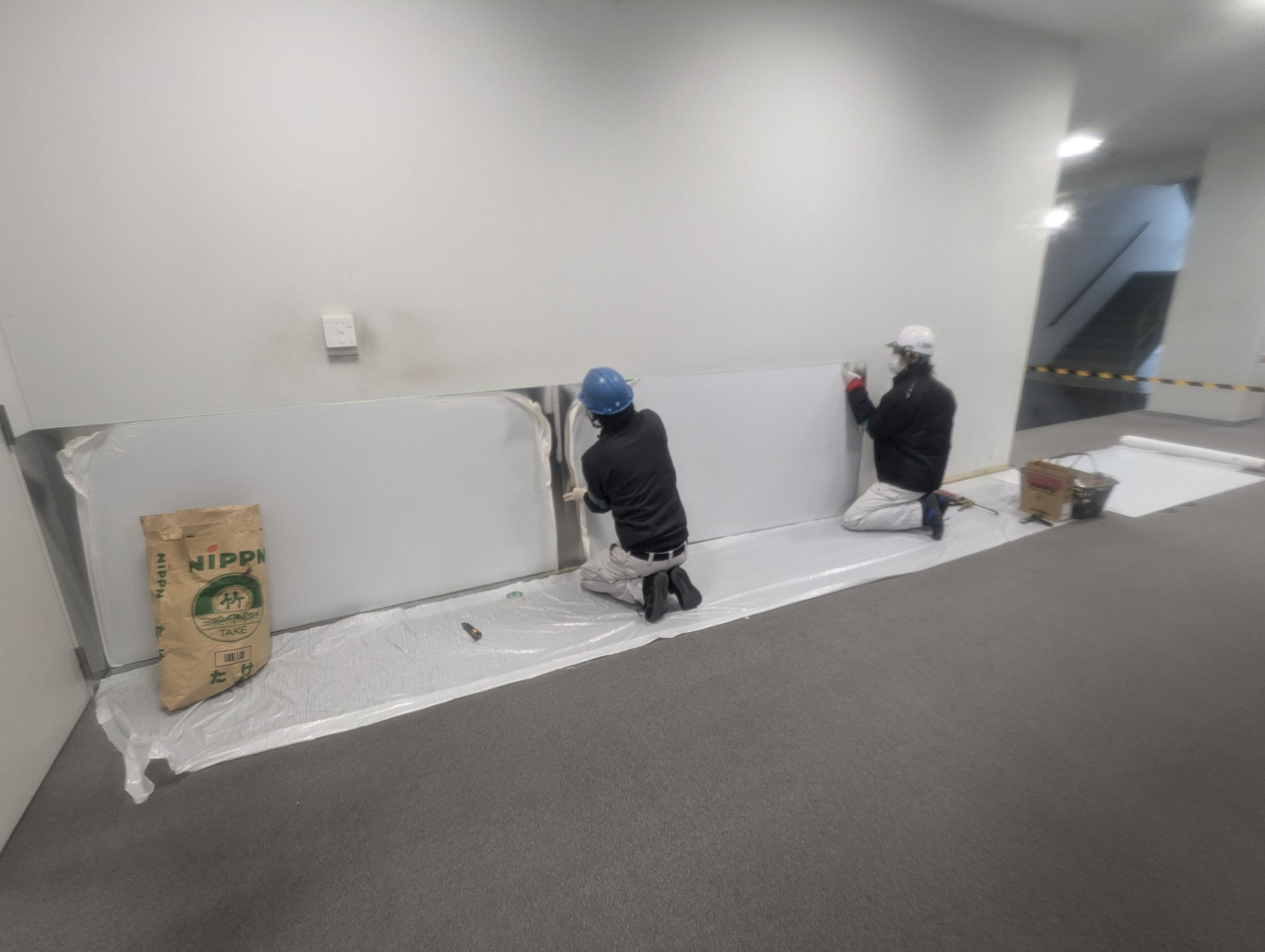 メール室通用廊下壁工事：工程写真