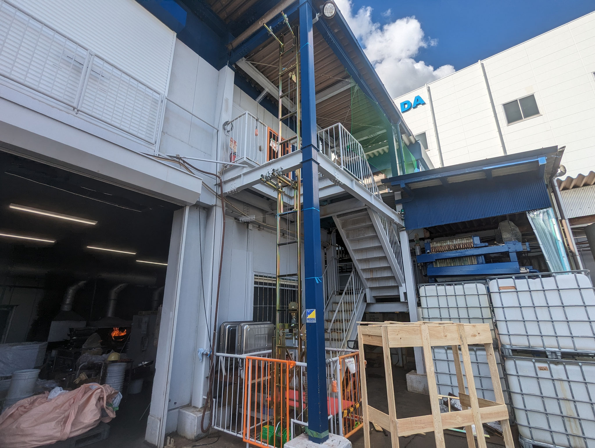 荷物用リフト交換工事：工程写真