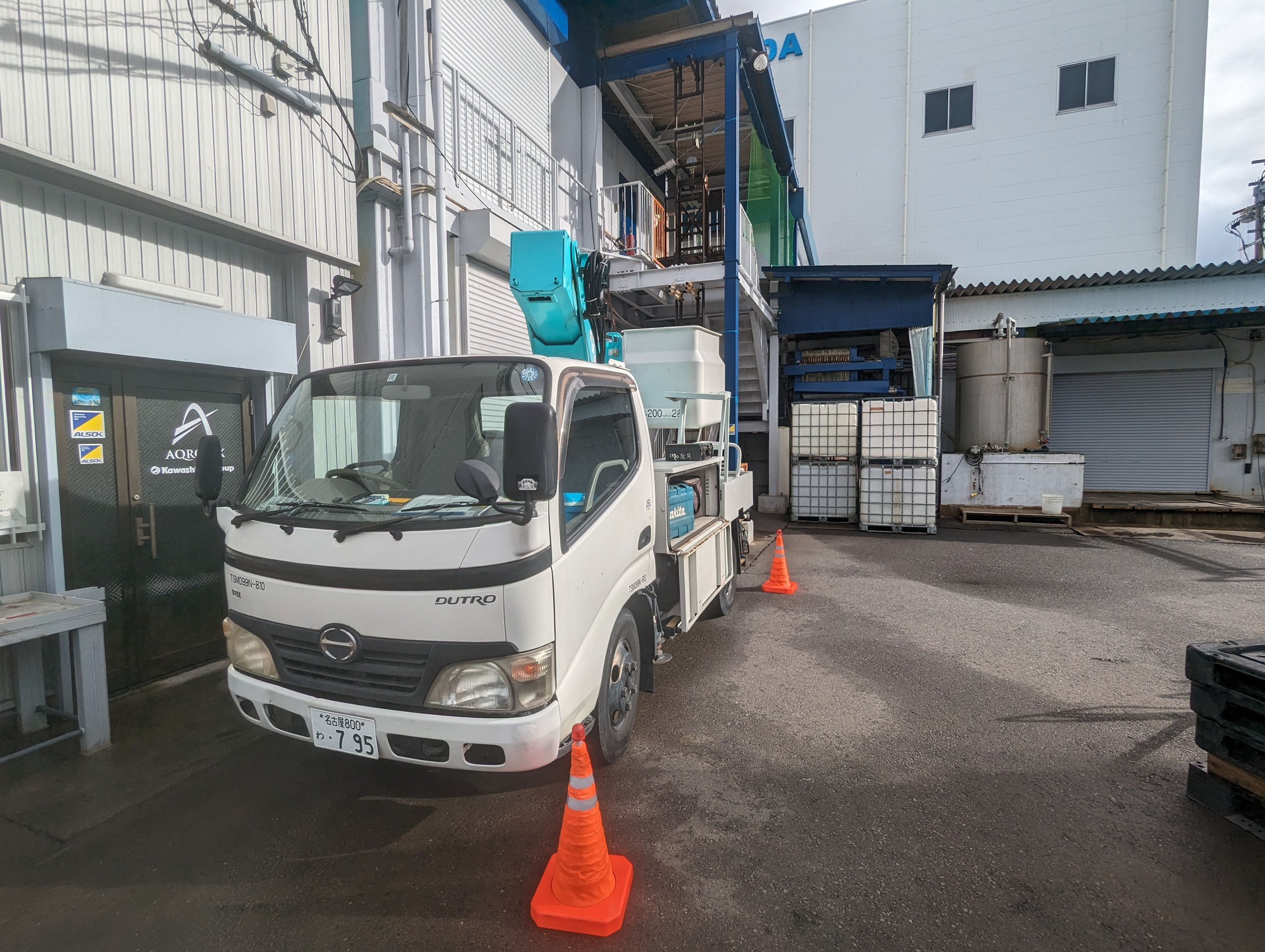 荷物用リフト交換工事：工程写真