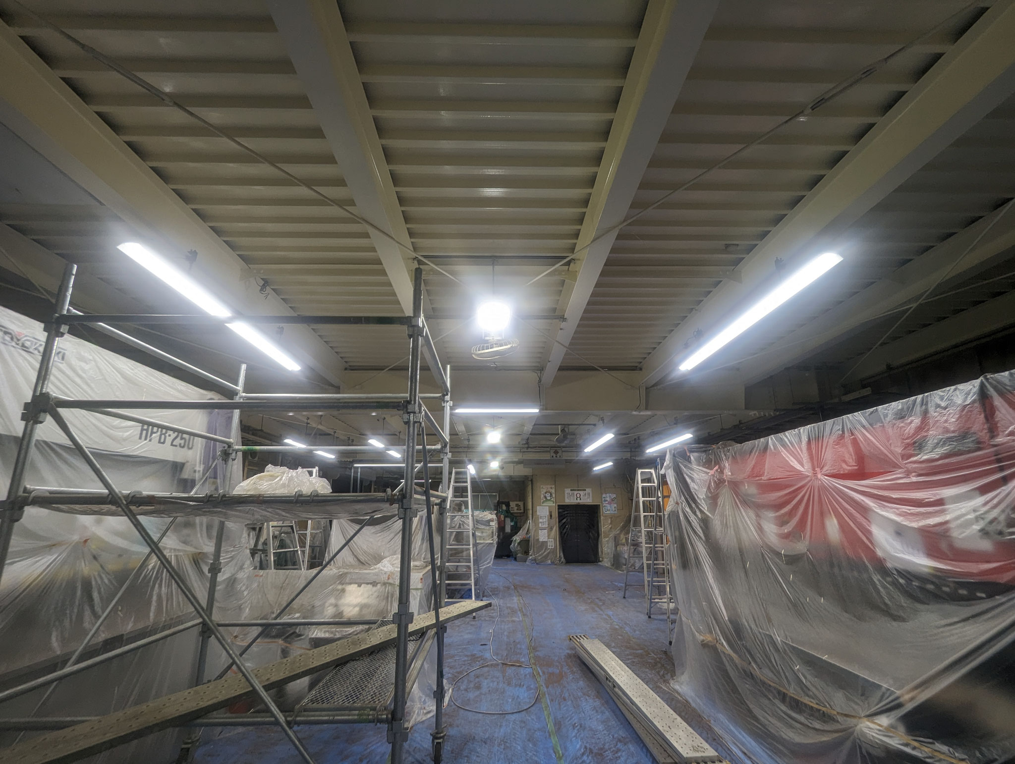 工場内天井鉄部塗装：工程写真
