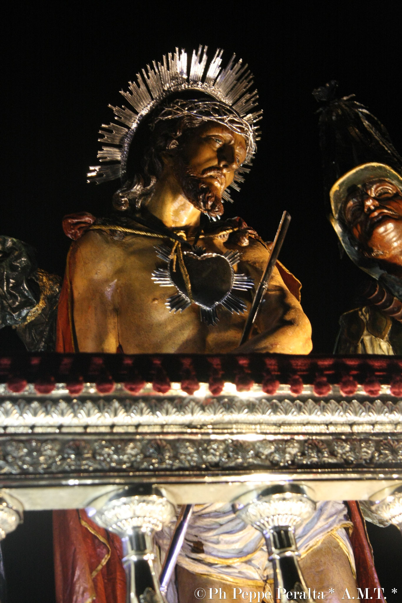 Prezioso ornamento del balcone rivestito in argento