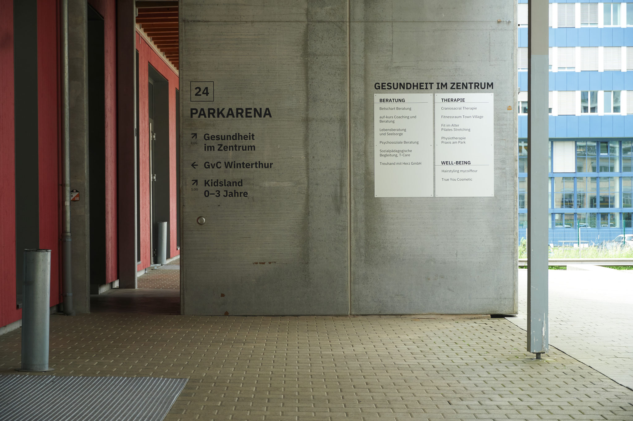 Der Eingang befindet sich im grauen Beton-Treppenhaus