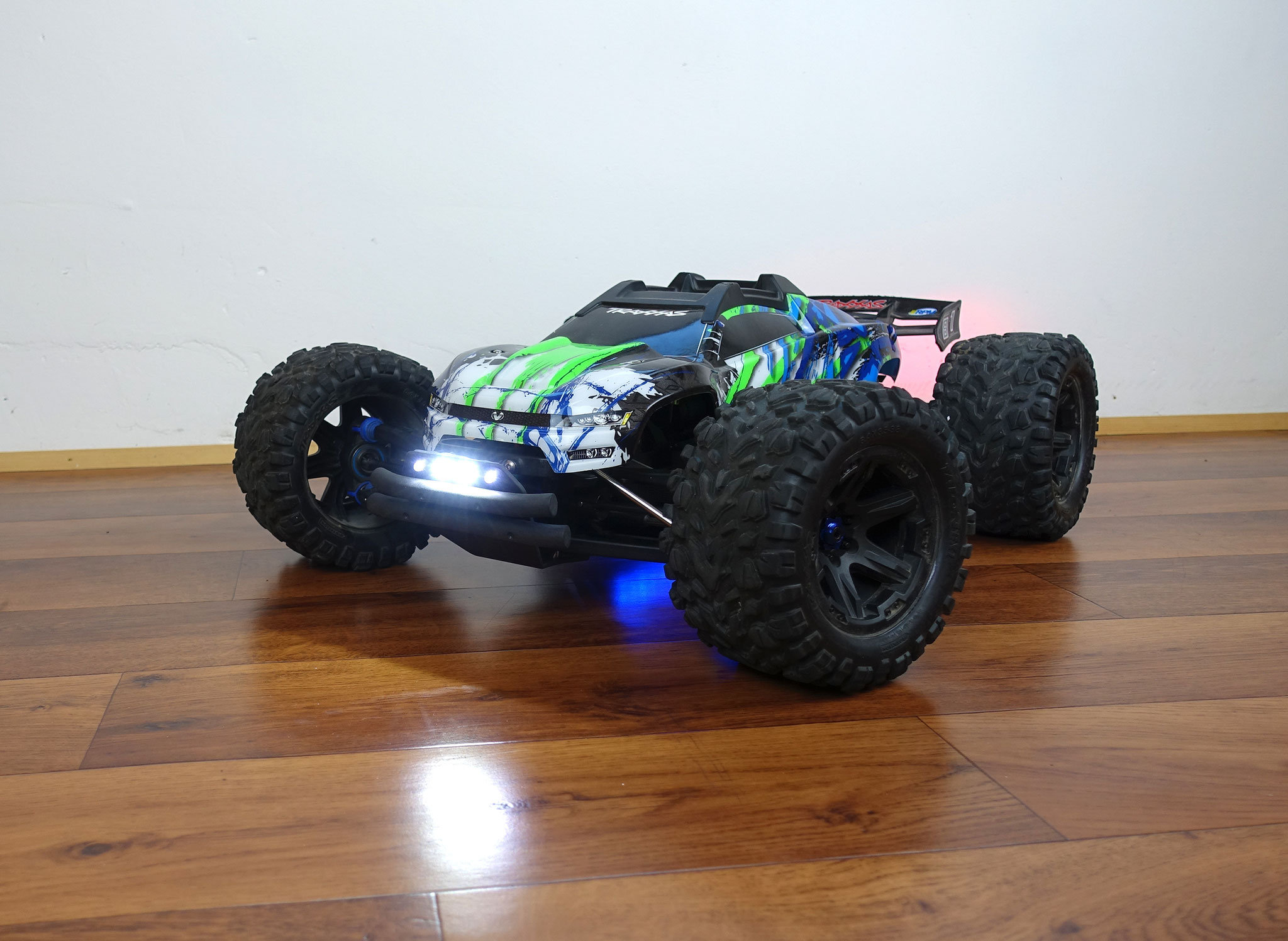 Einmal das komplette Beleuchtungs-Paket mit einigen weiteren Modifikationen hat dieser Traxxas E-Revo 2.0 erhalten.