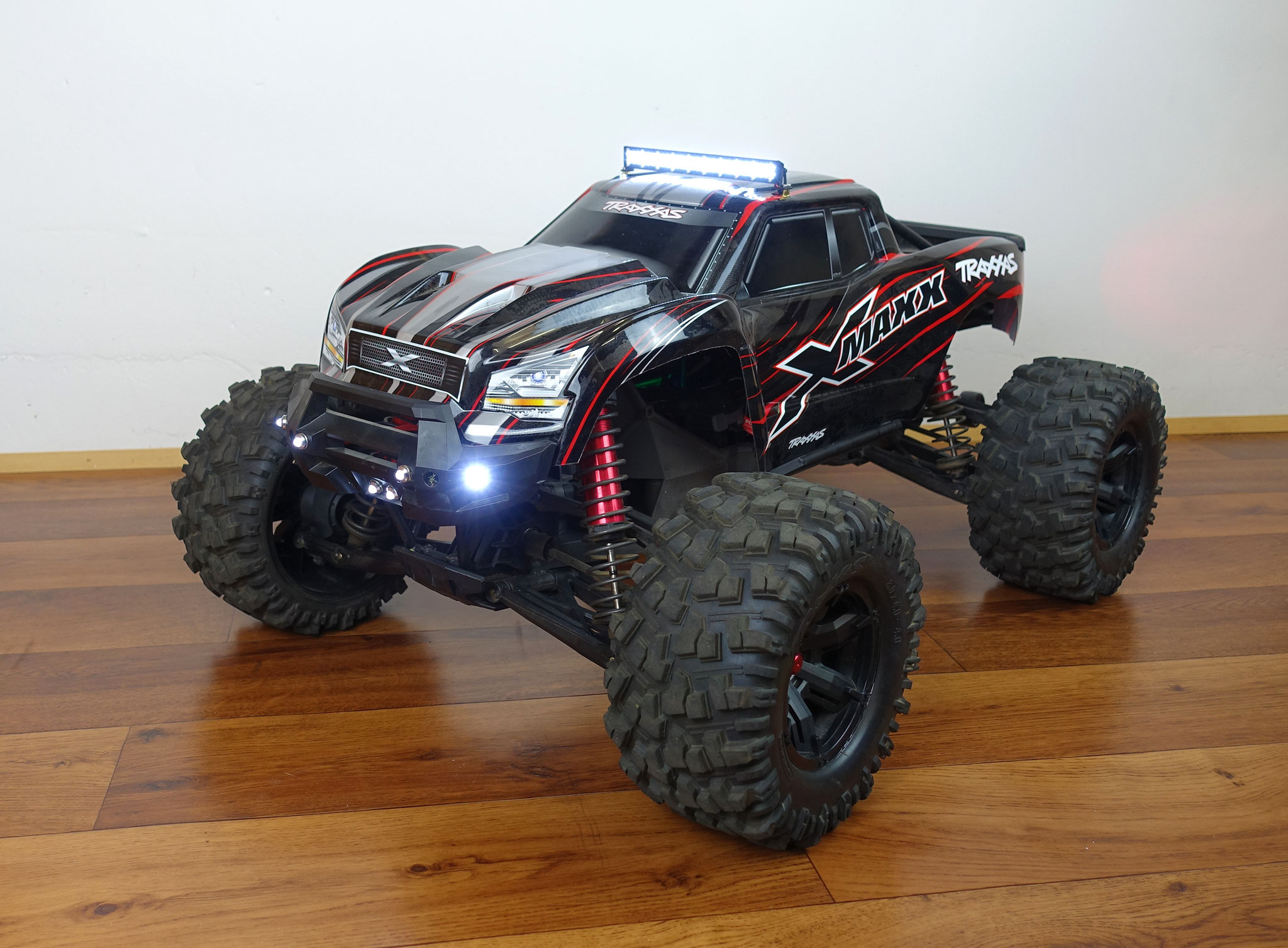 Die Lightbar von Hot Racing für den Traxxas X-Maxx ist etwas dezenter gehalten...