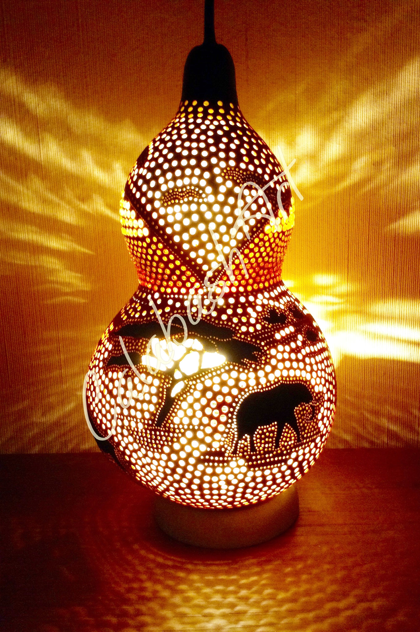 Tischlampe, Kalebasse "Time for Africa" beleuchtet 2, CalabashArt