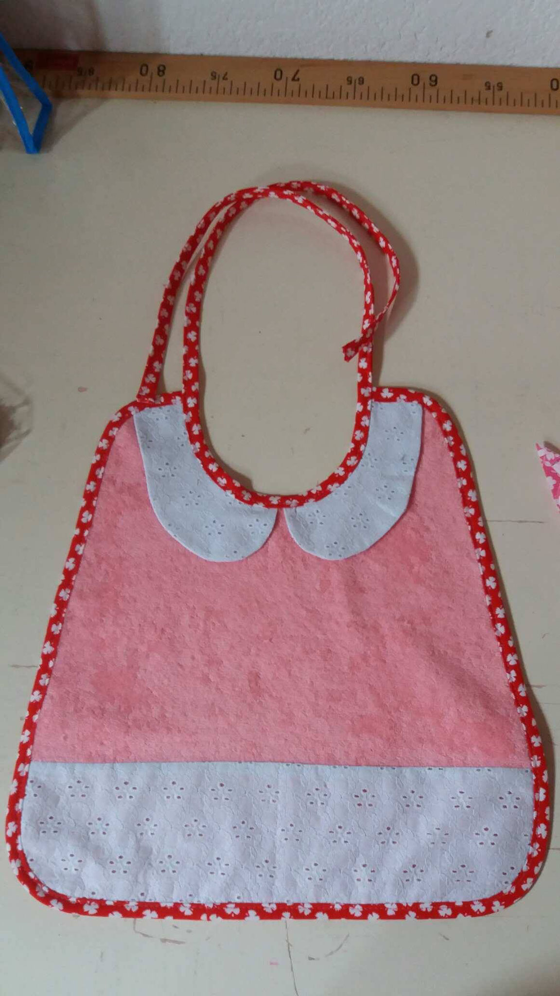 Bavoirs avec col claudine en broderie anglaise blanche, micro éponge rose.