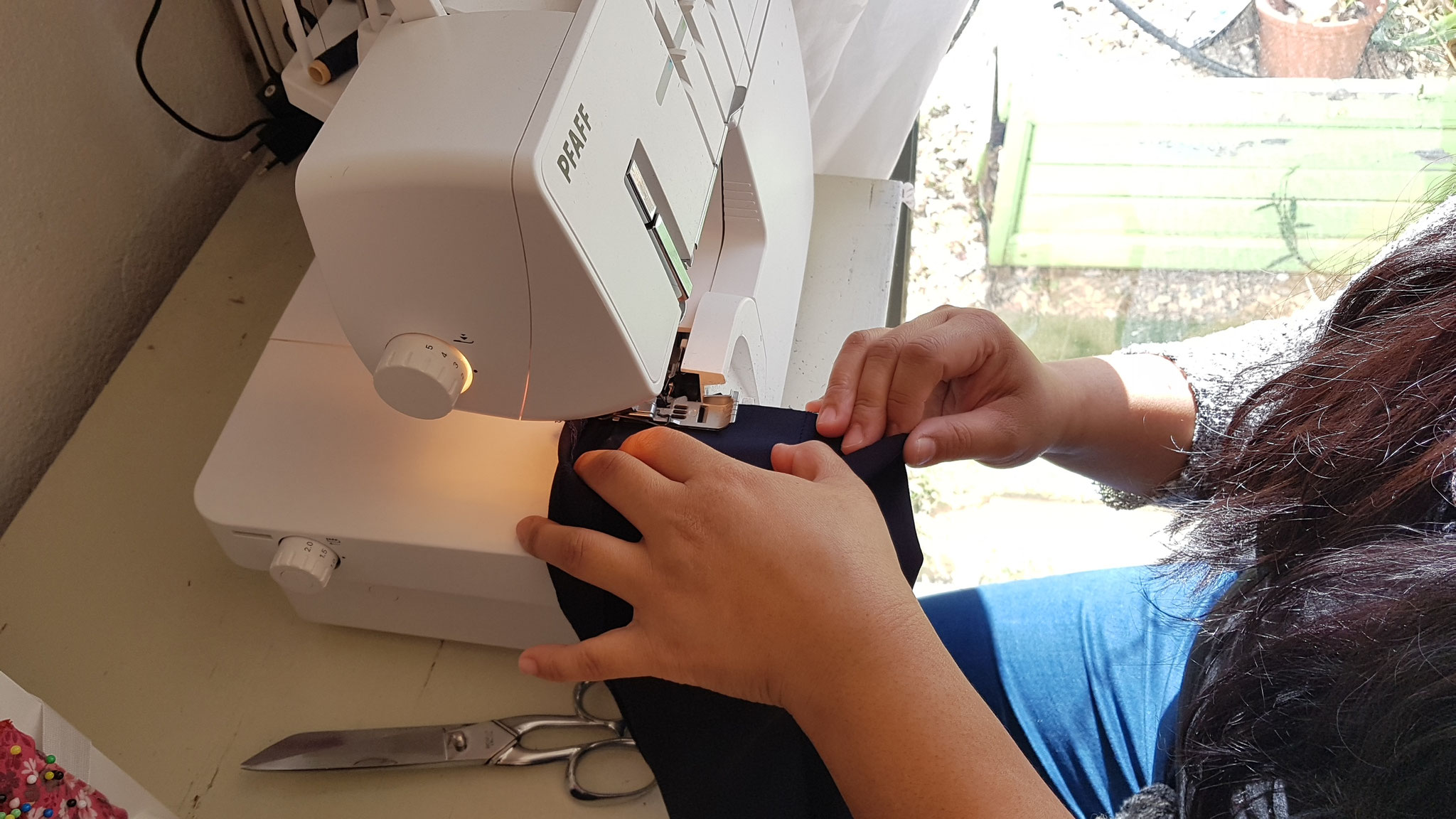 Surjet d'un bas de pantalon avant de finir par une couture invisible à la main.