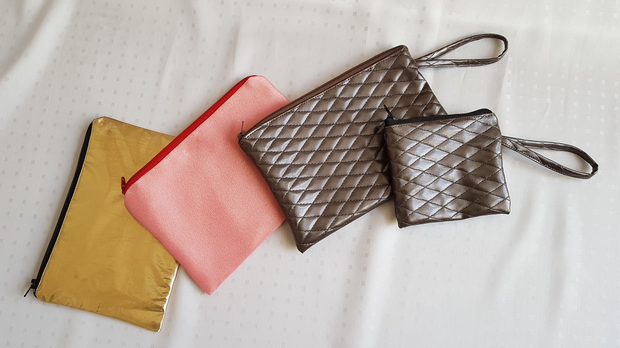 Réalisation de pochettes en tissu et vinyle intérieur doublé coton