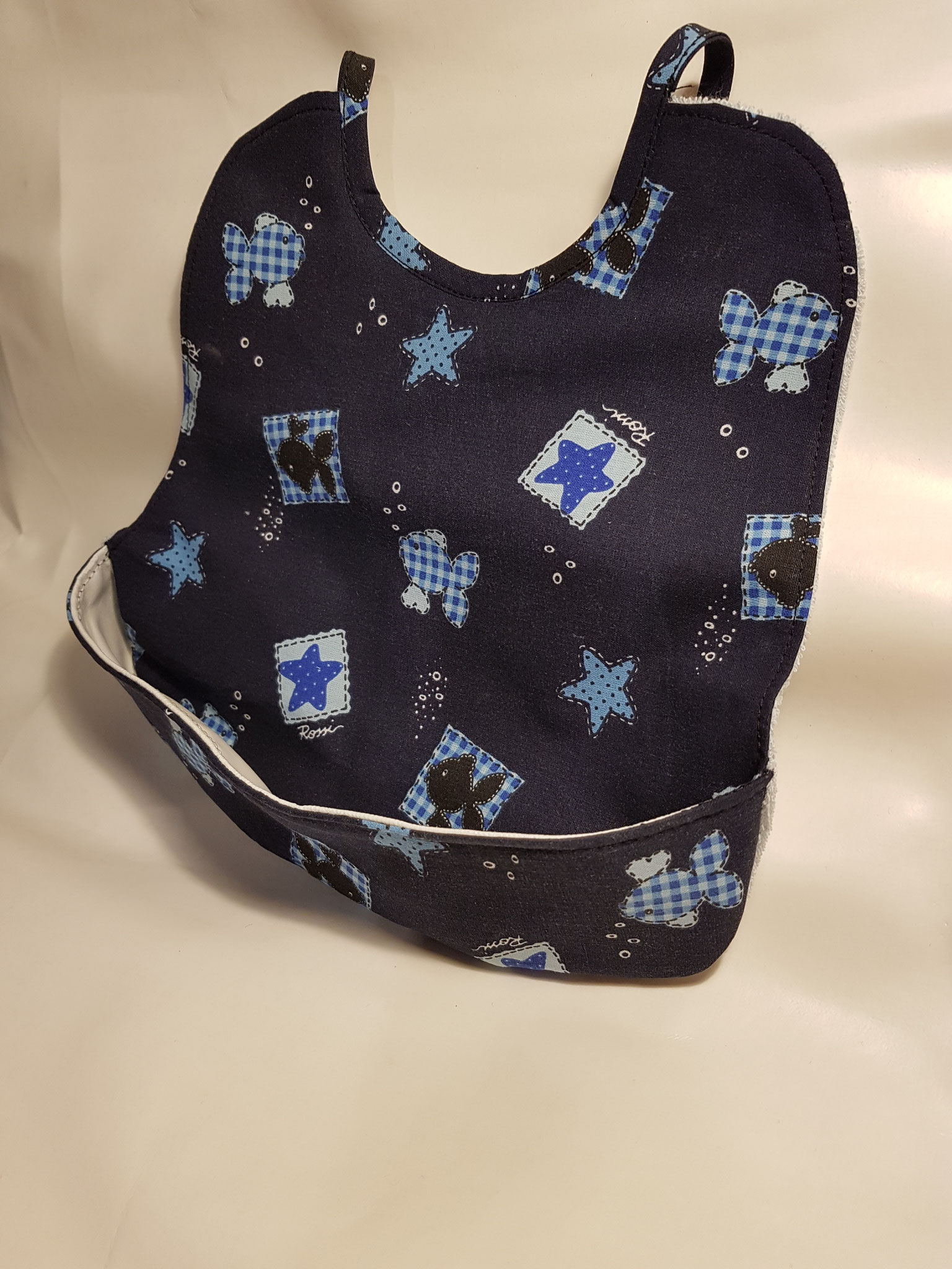 bavoir avec récupérateur de nourriture, toile de coton impression poisson et nounours bleu foncé et bleu clair et coton enduit.
