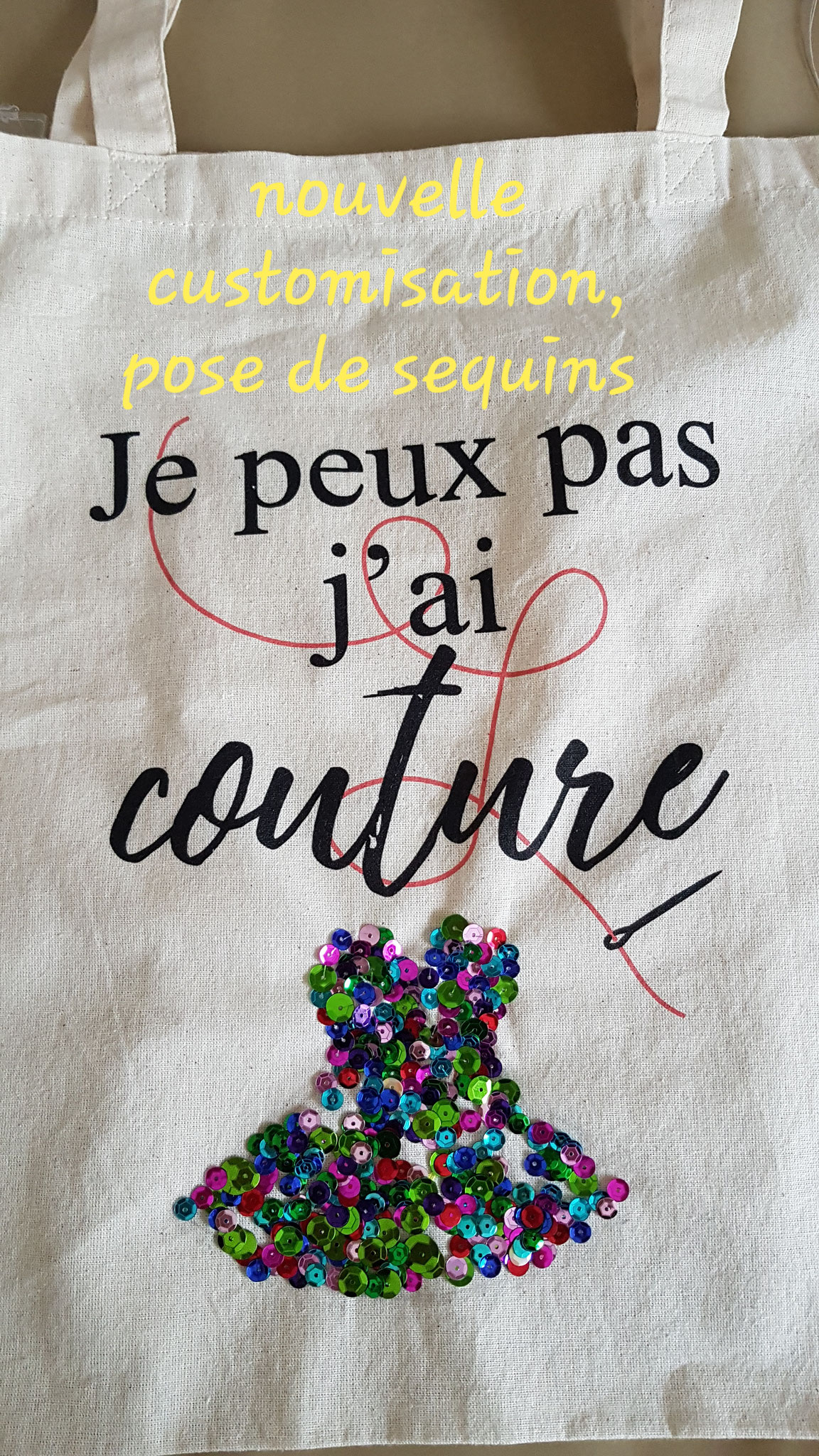 Pose de sequins personnalisés sur un tote bag du commerce