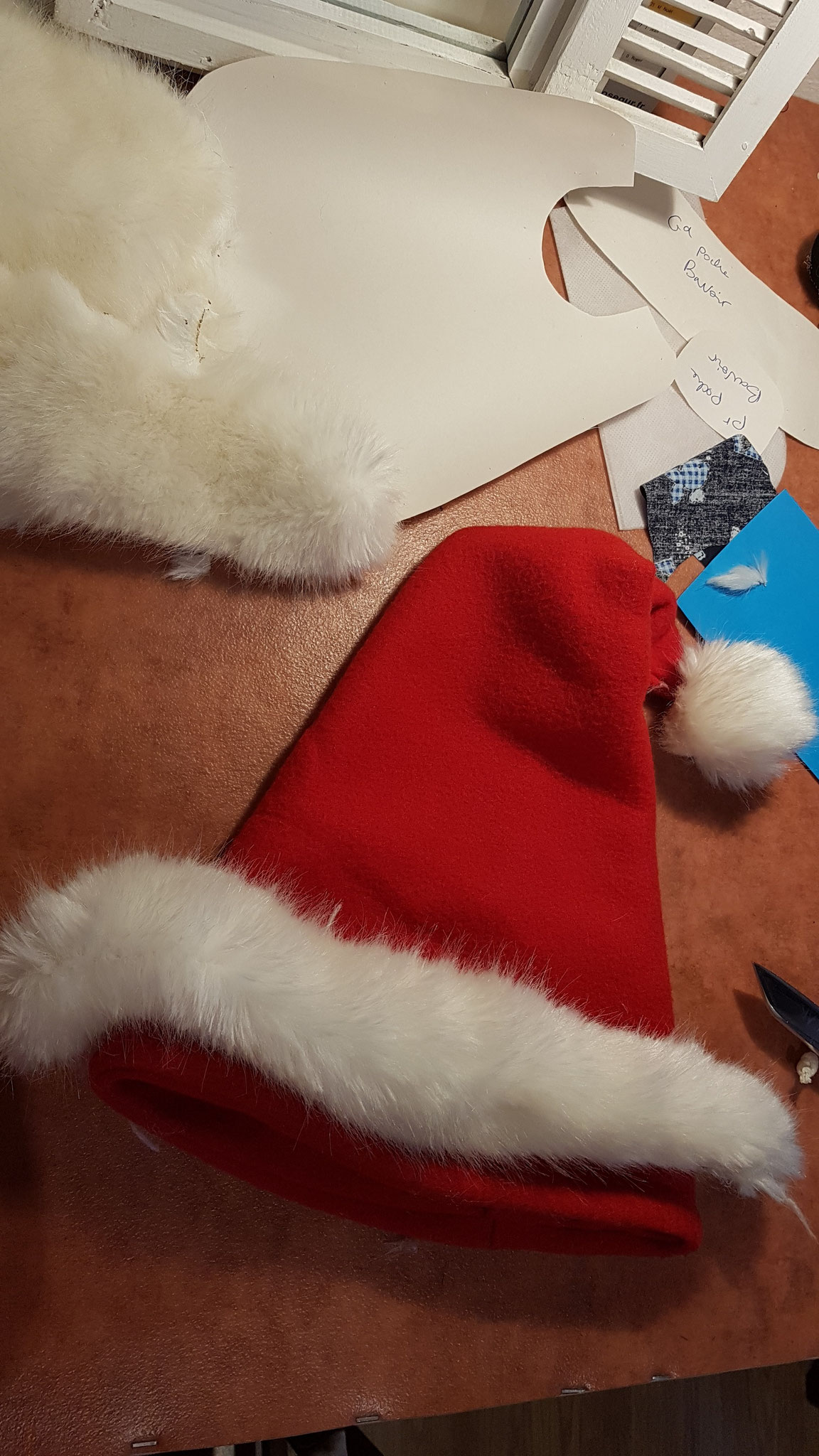 Bonnet de noël en polaire rouge avec pompon  et bandeau de fausse fourrure blanche pour costume enfant
