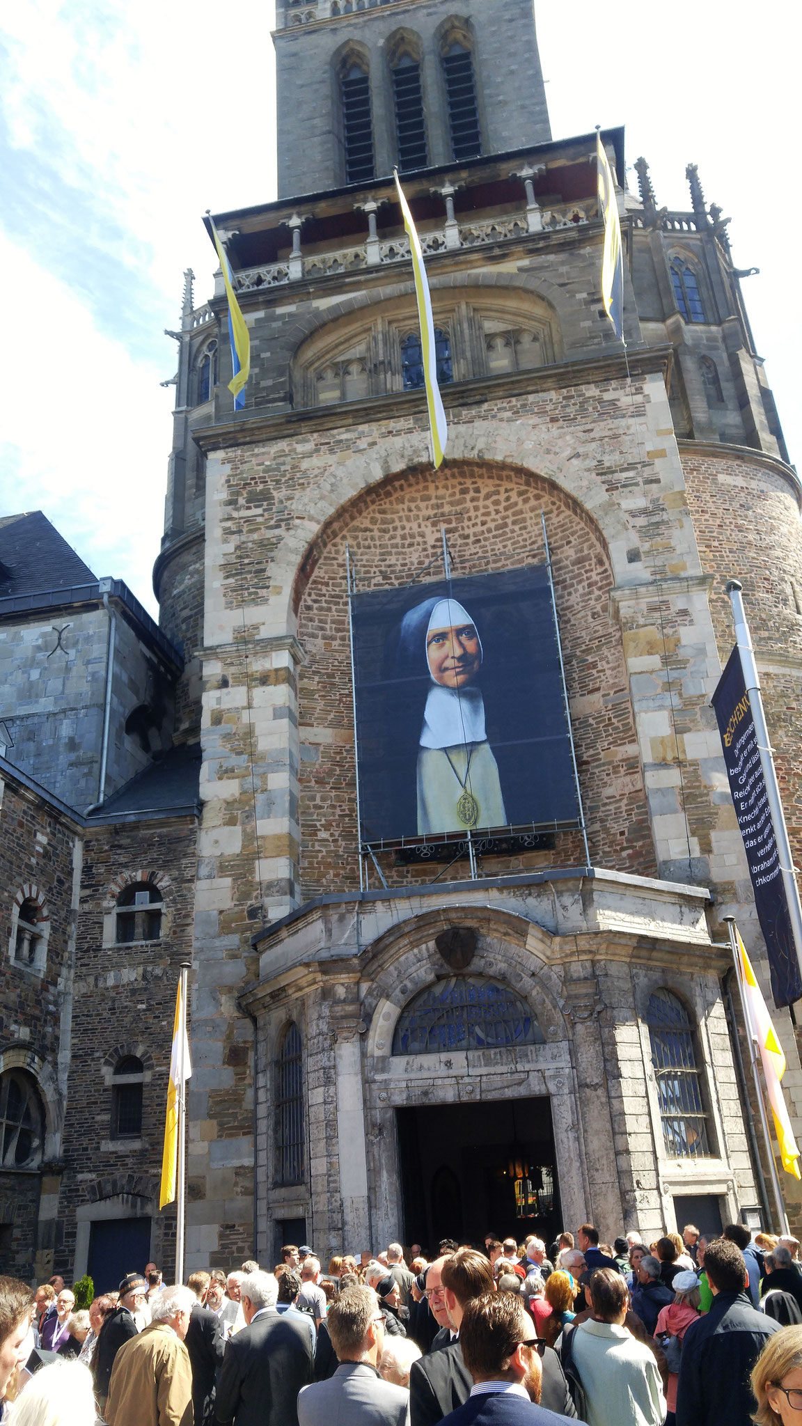 Clara Fey schmückt den Aachener Dom