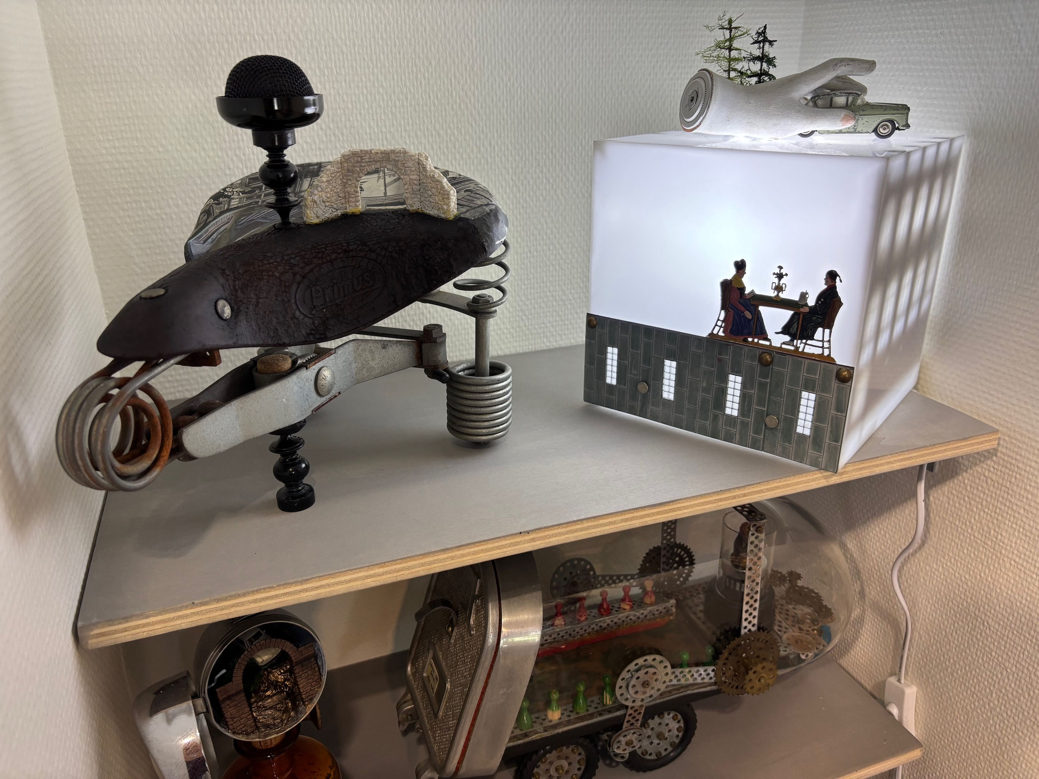 Oben: "Lost Places" UpcyclingSkulpturen