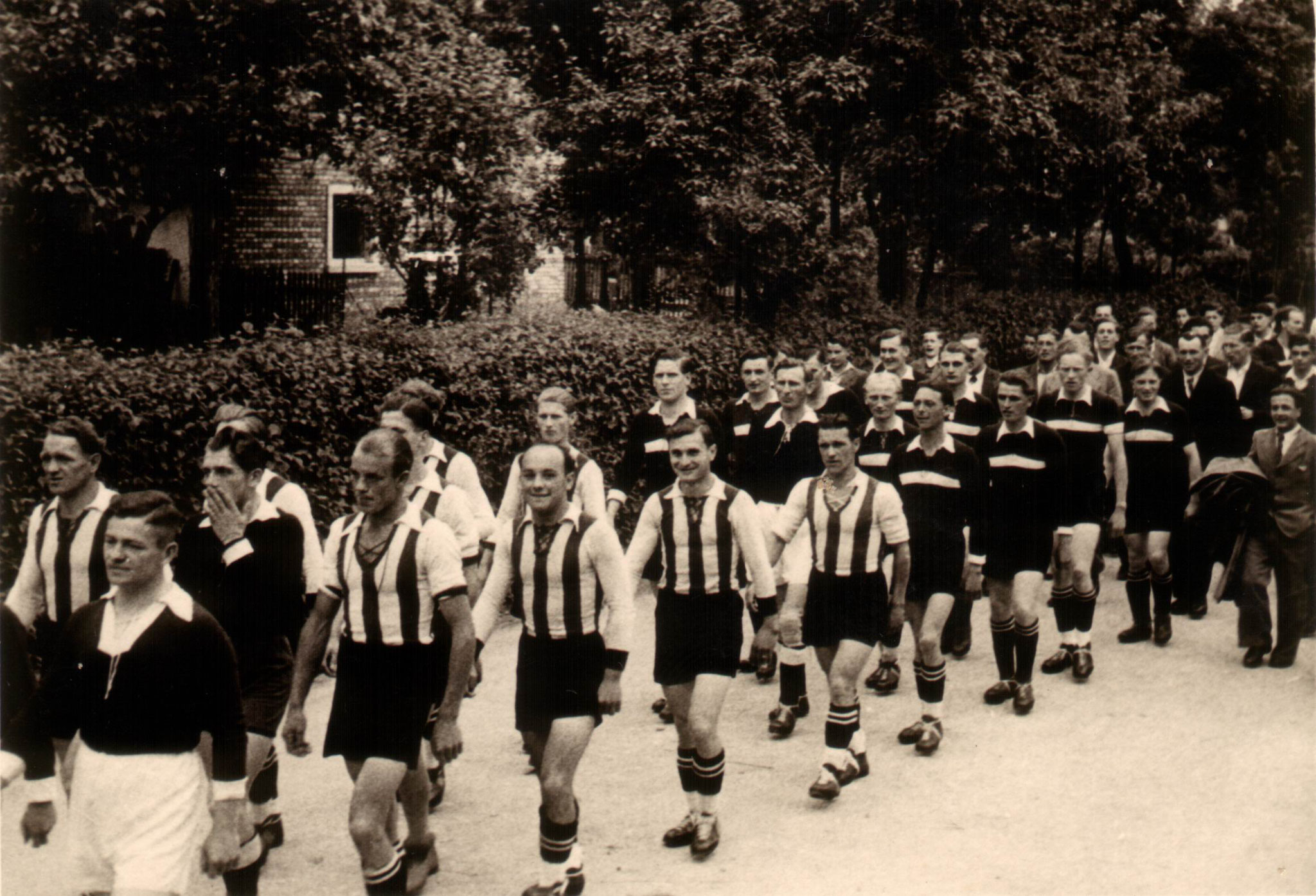 Sportfest 1949 -   1 und 2   Mannschaft - Umzug durchs Dorf