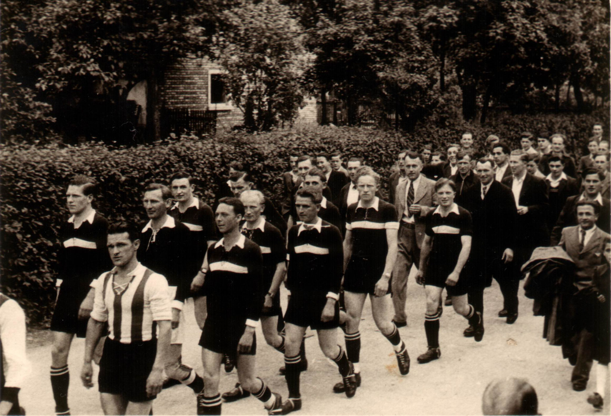 Sportfest 1949 -  2 Mannschaft -   Umzug durchs Dorf