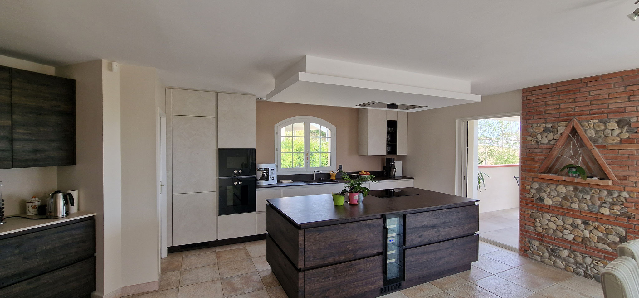 cuisine moderne et design aménagement bois et beige  sans poignée avec ilot  plan dekton  cuisson sur ilot  cusine design  Toulouse