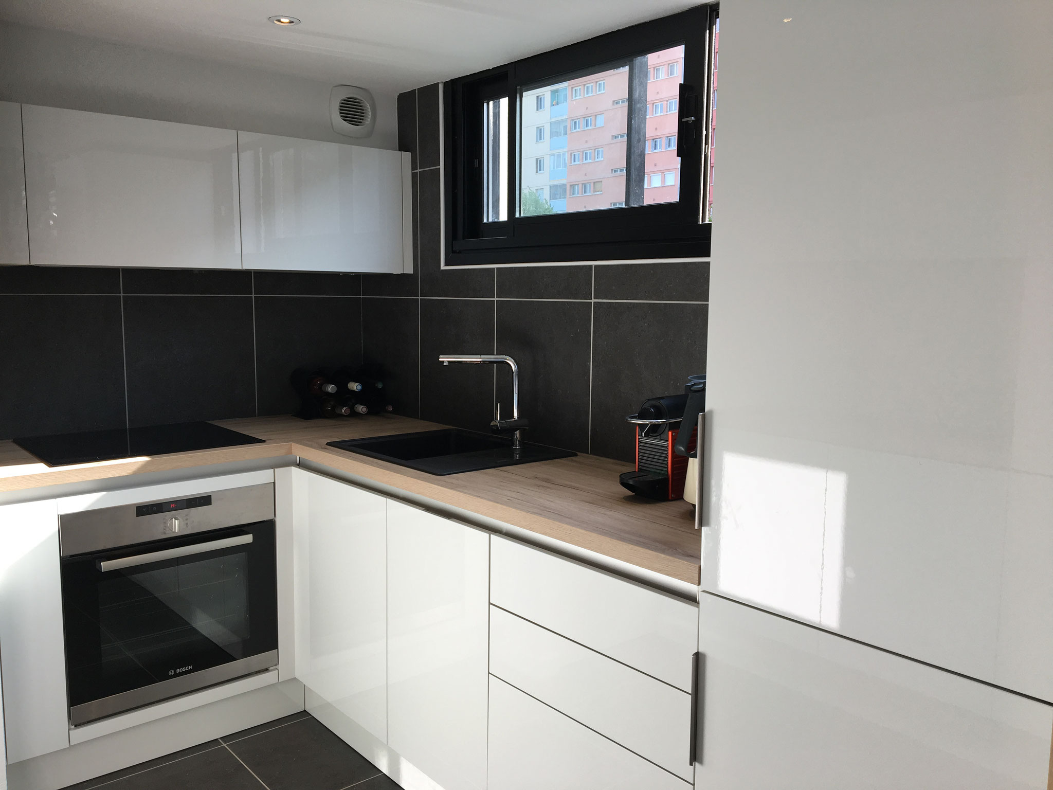 Cuisine design pour petit espace évier par Cuisine Intérieur Design Toulouse