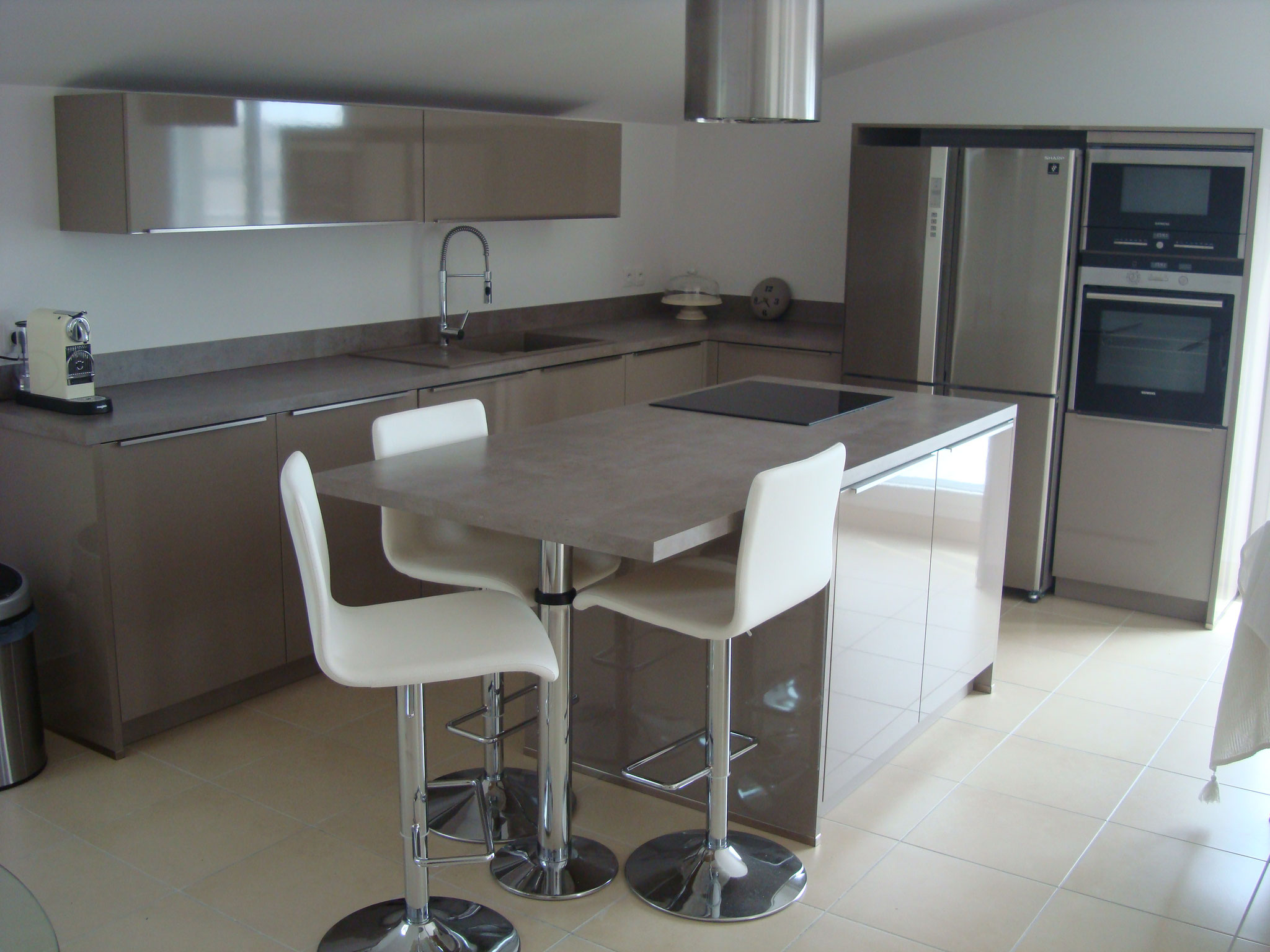 Cuisine intérieur design blanche et grise plan de travail en granite par Cuisine Intérieur Design Toulouse