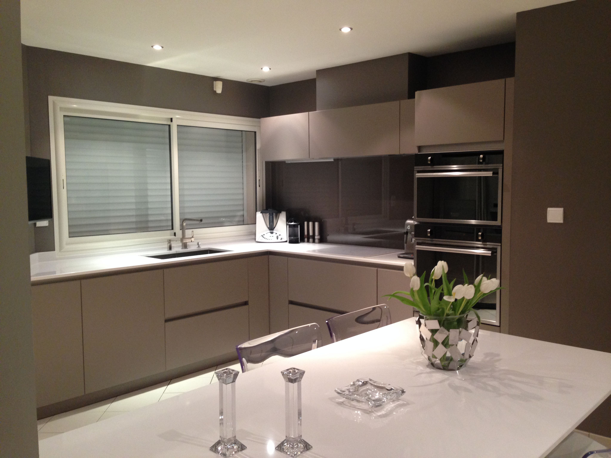 Cuisine haut de gamme sans poignée avec ilot par Cuisine Intérieur Design Toulouse