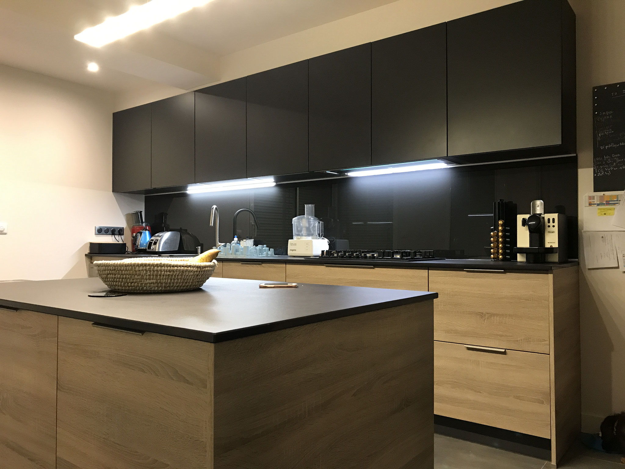 Cuisine noire mate et bois haut de gamme avec îlot par Cuisine Intérieur Design Toulouse