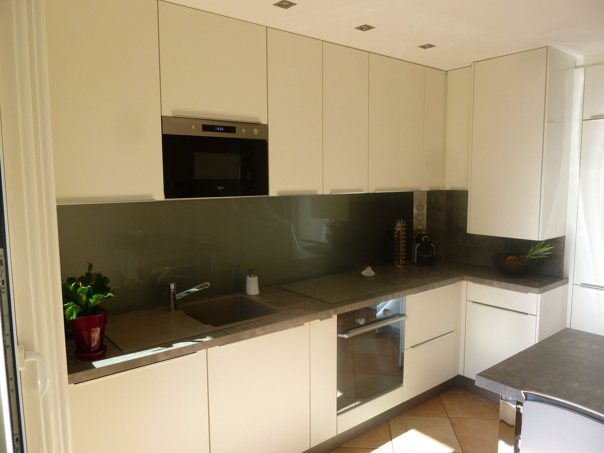 Cuisine blanche avec plan de travail stratifié par Cuisine Intérieur Design Toulouse