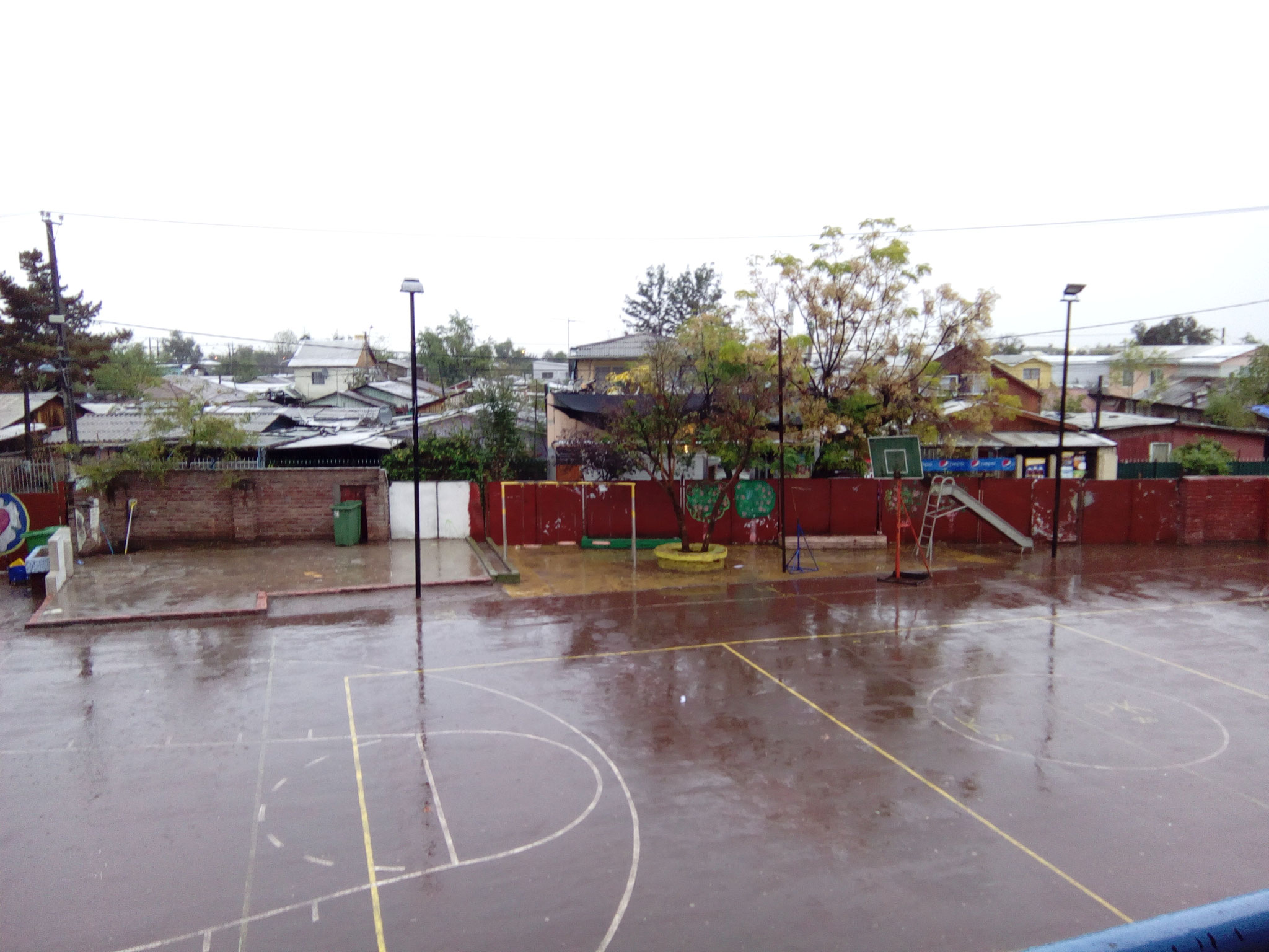 Unser Schulhof bei Regenwetter