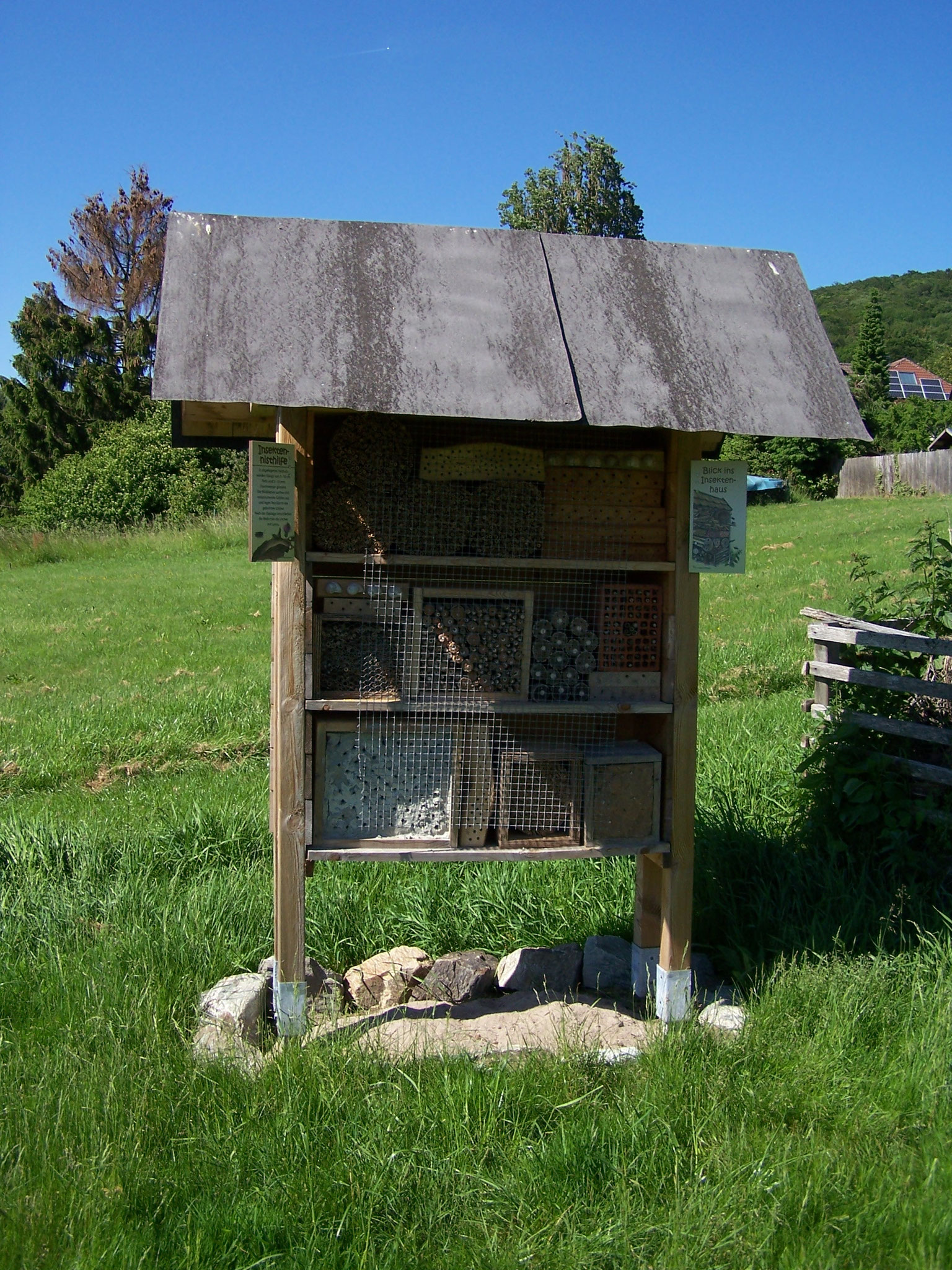 ... das Insektenhotel 2019, ergänzt mit Histhilfen und einer offenen Sandstelle ...