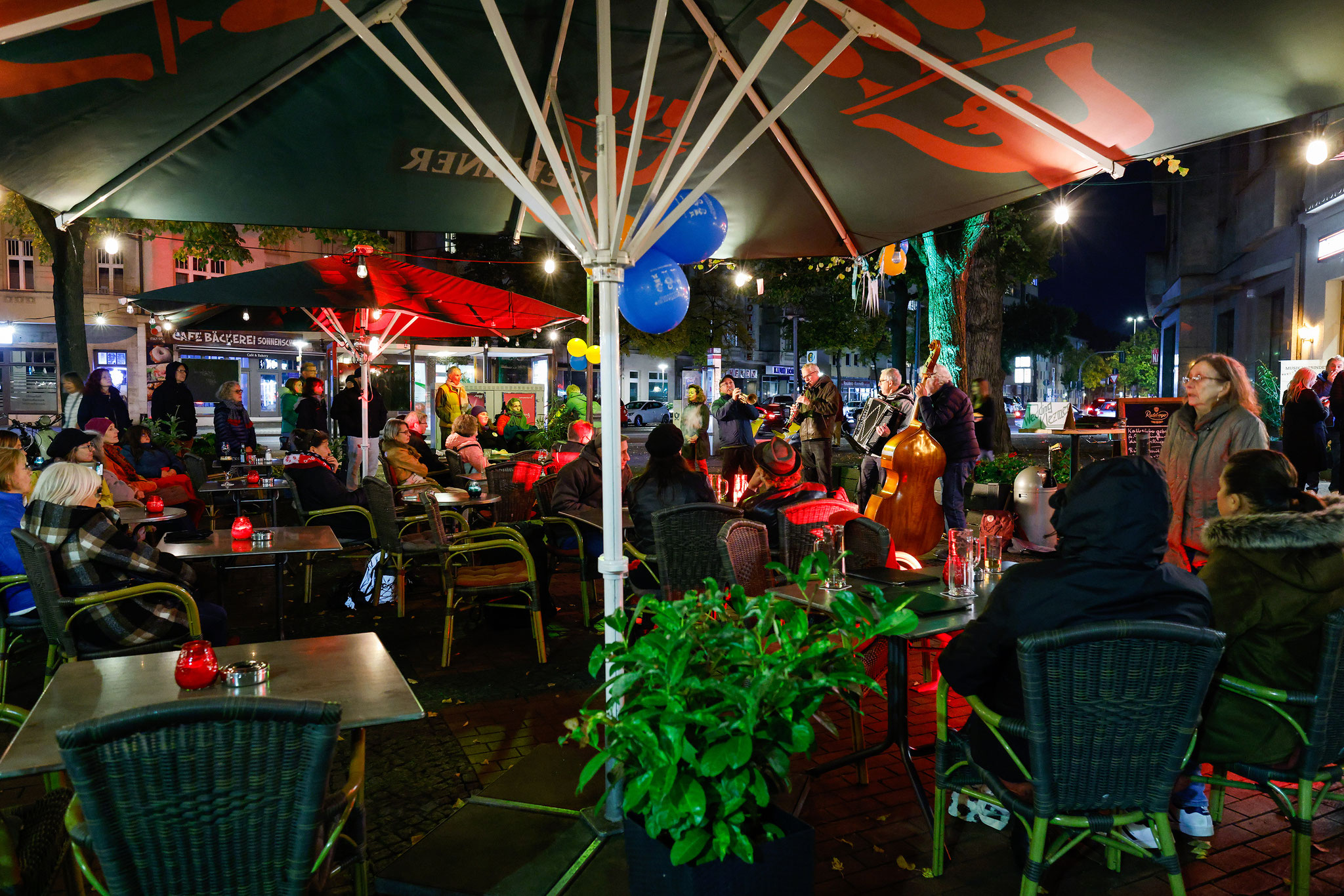 Wedding Klezmer vor dem El Dorando, Foto: Antonia Richter