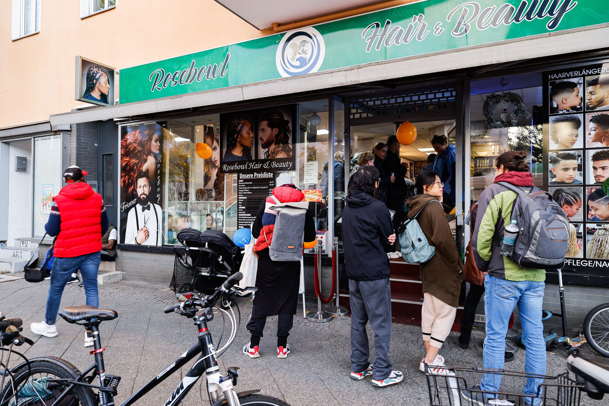 Vor dem Friseur RoseBowl, Foto: Antonia Richter