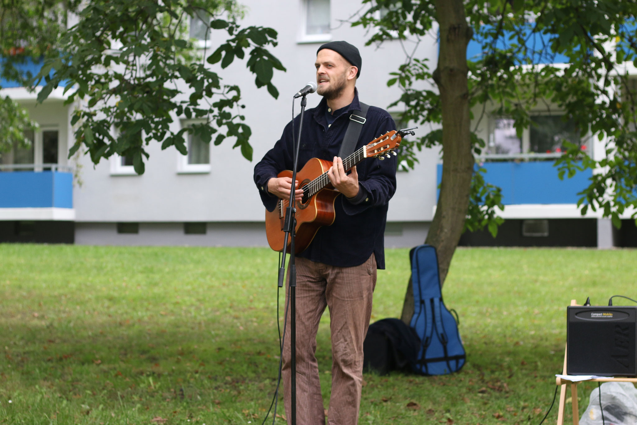 "Johannes Rosenstock" auf der Wiese vor dem Wohn!Aktiv-Haus, Foto: Alicia Losekandt