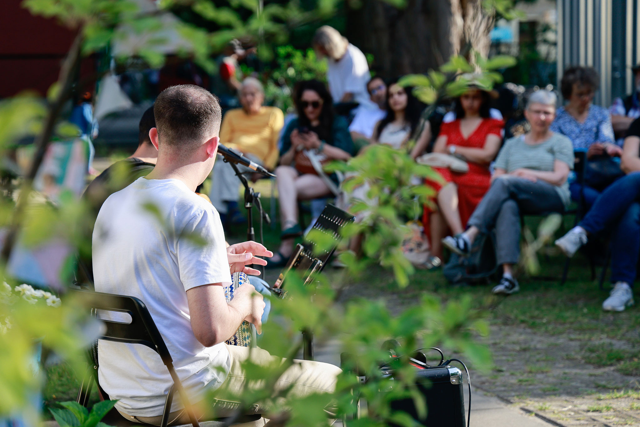Zen Ibrahim im Garten vom Mehrgenerationenhaus, Foto: Antonia Richter