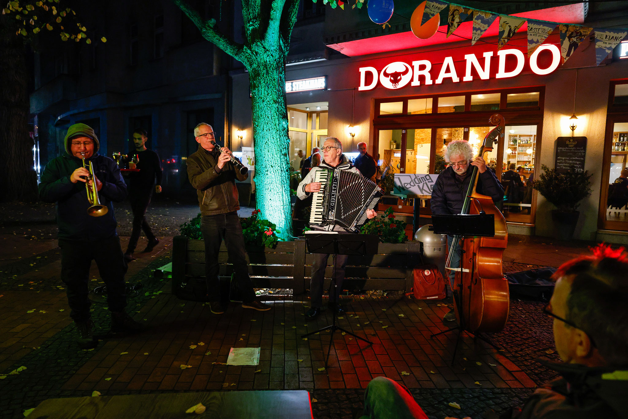Wedding Klezmer vor dem El Dorando, Foto: Antonia Richter