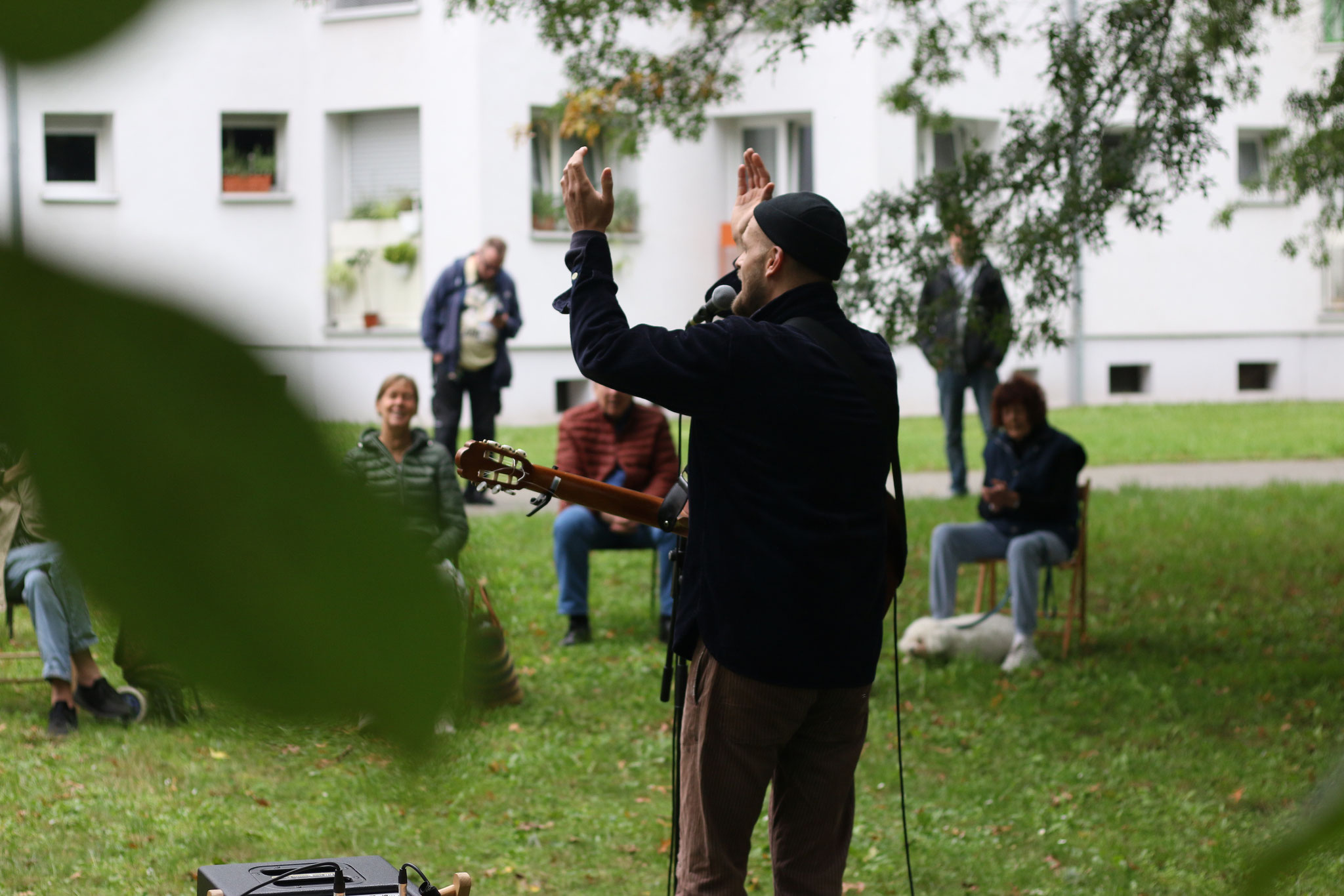 "Johannes Rosenstock" auf der Wiese vor dem Wohn!Aktiv-Haus, Foto: Alicia Losekandt