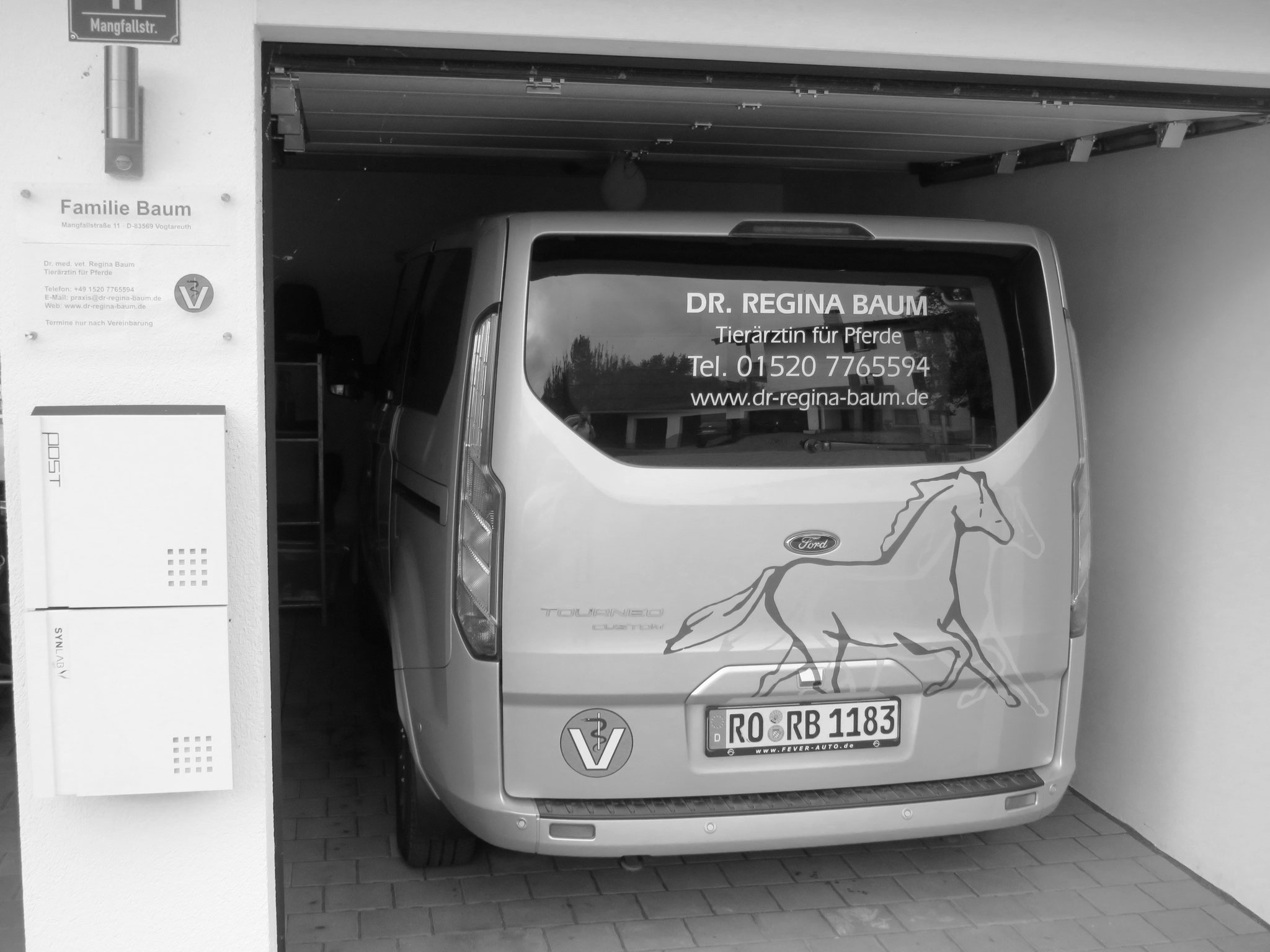 Praxisfahrzeug in der Garage