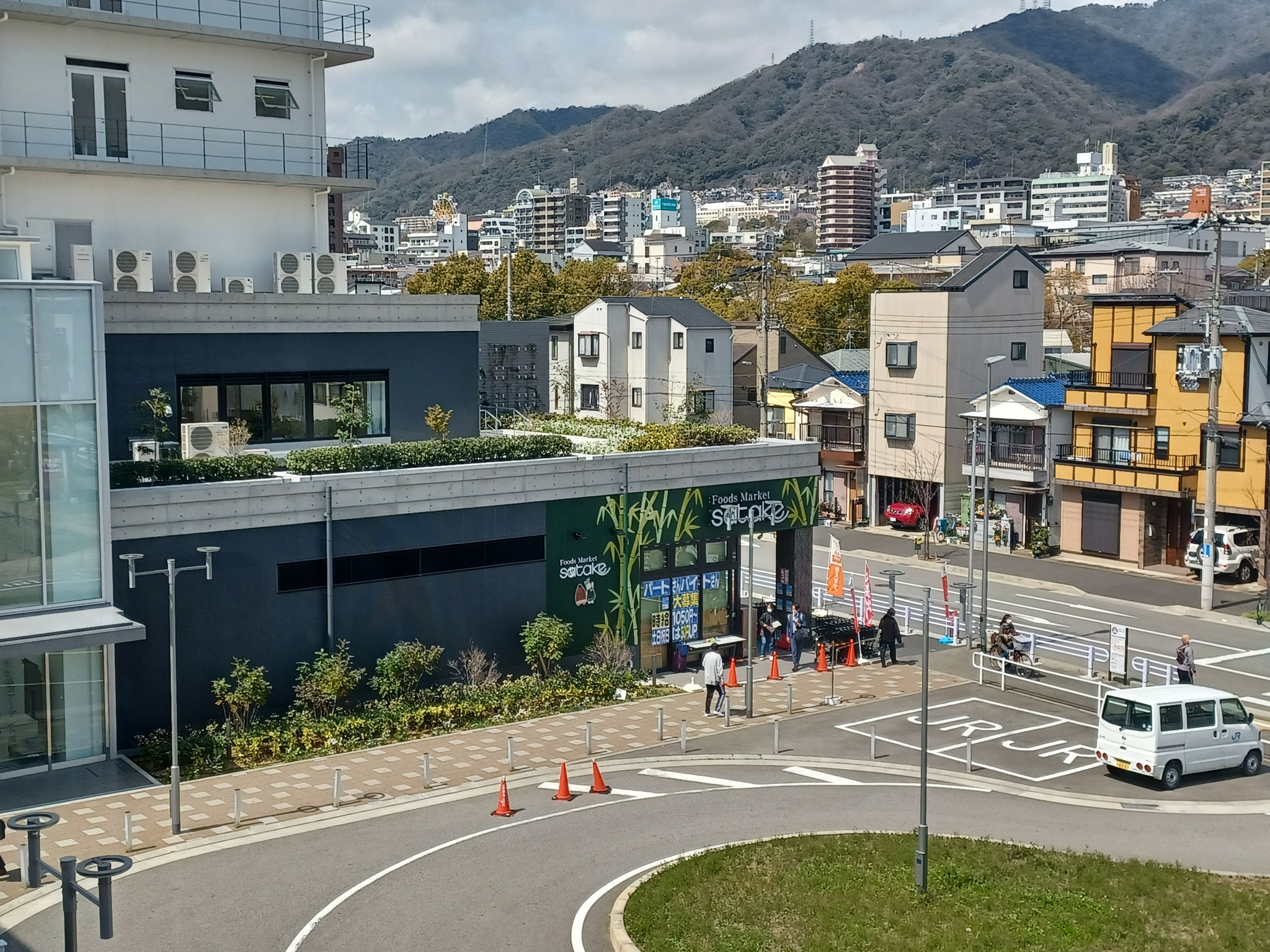 JR駅前商業ビル緑化