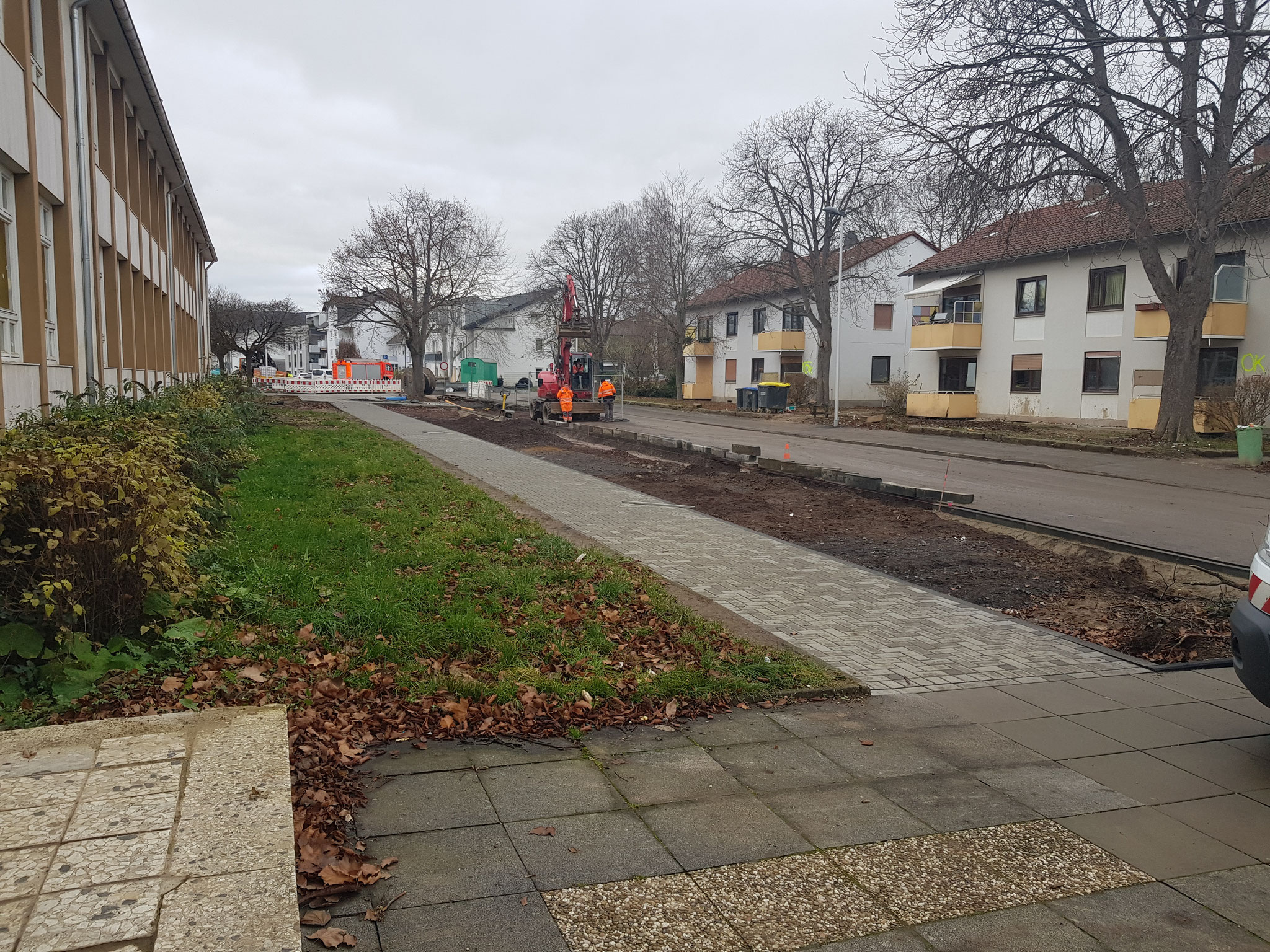 Die Straße und der Bürgersteig werden wieder saniert.