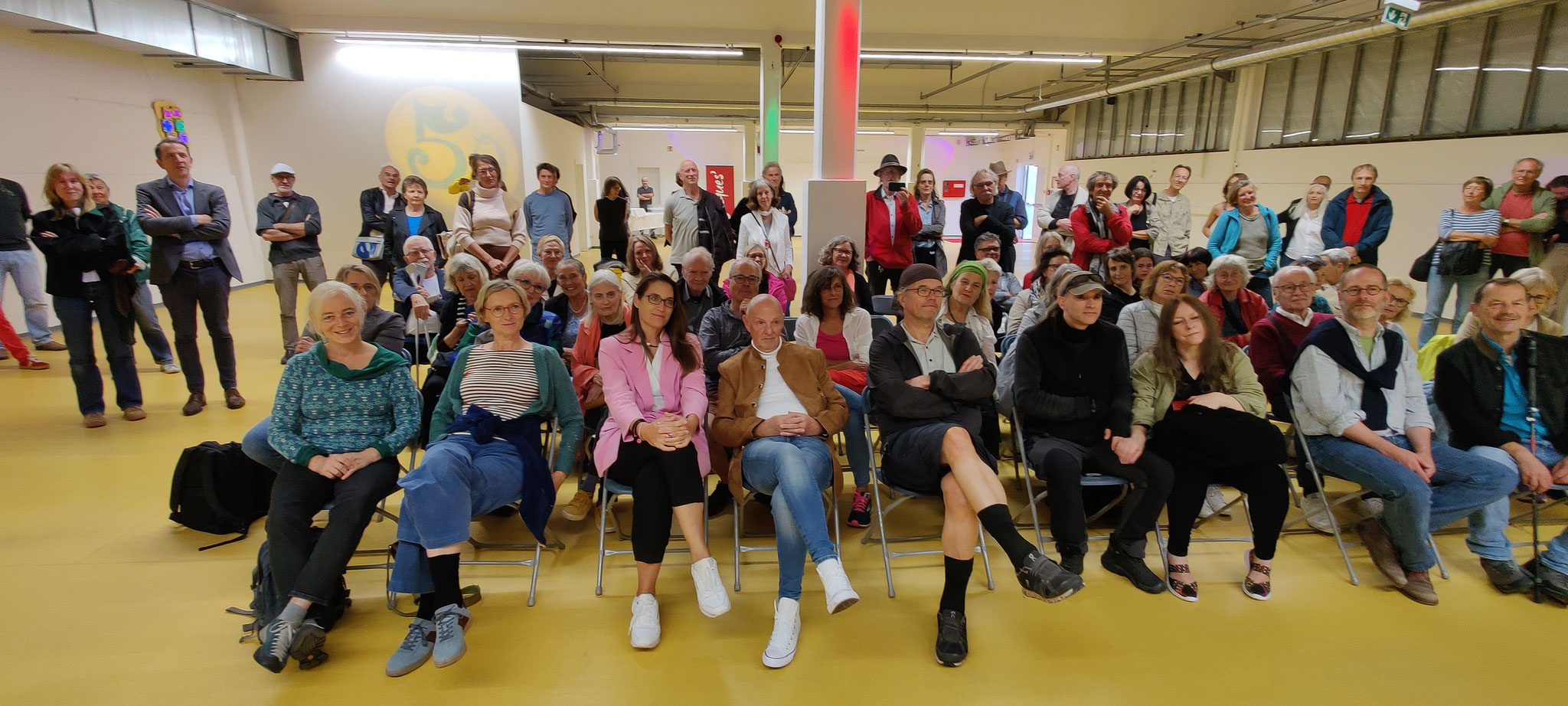 Publikum bei der Vernissage.