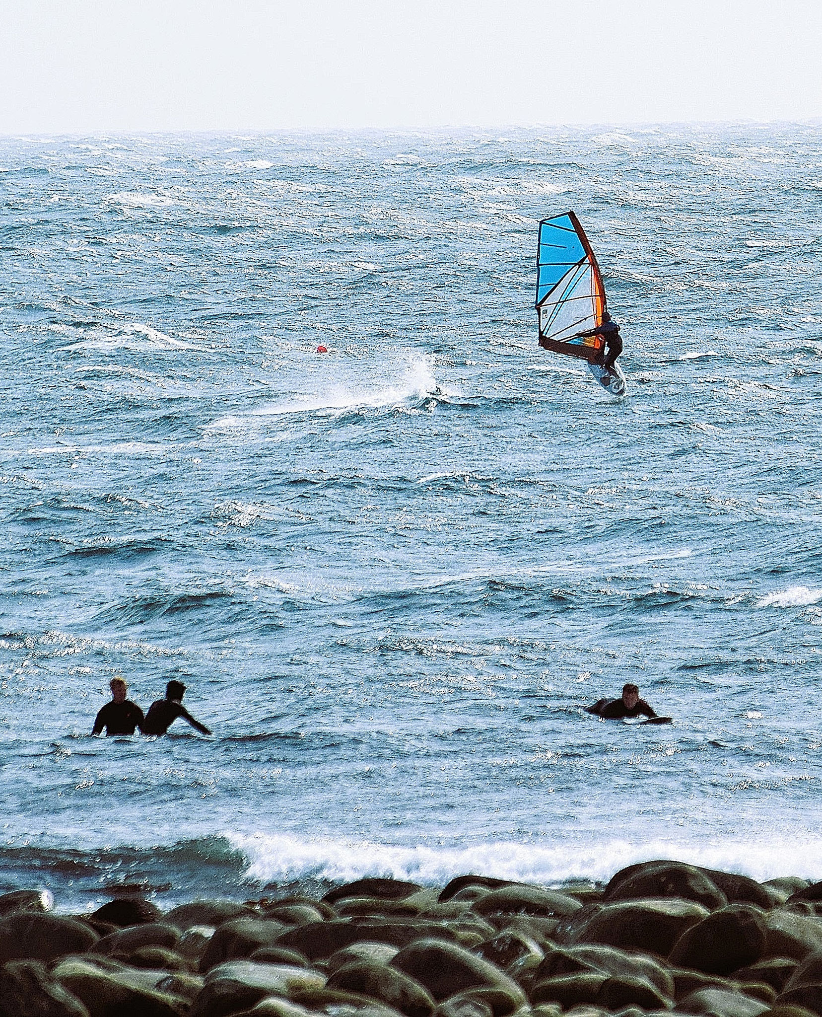 ...läuft... davor wird auf die perfekte Surfwelle gewartet 
