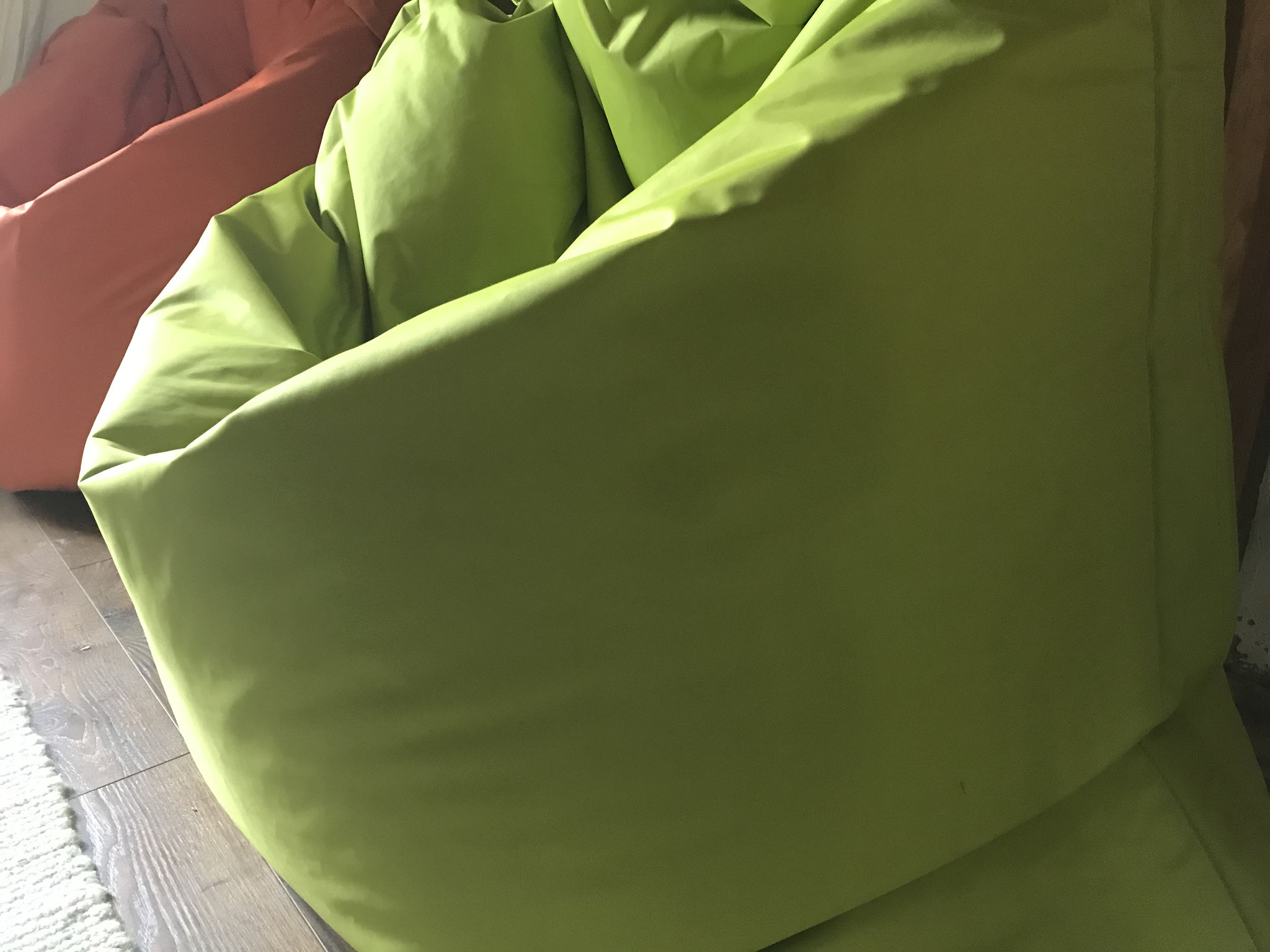 einen grünen Sitzsack