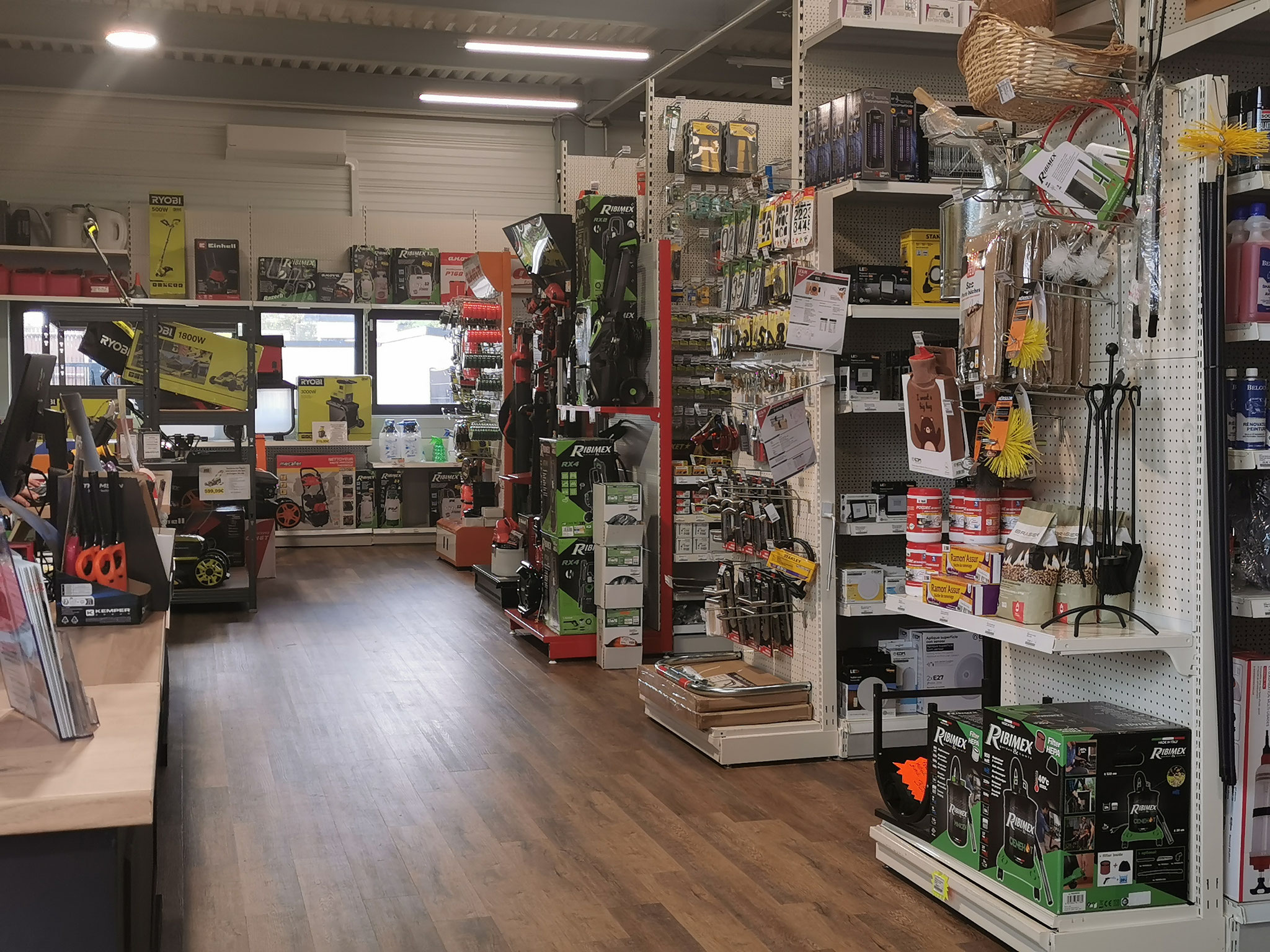 allée avec promotion saisonnière