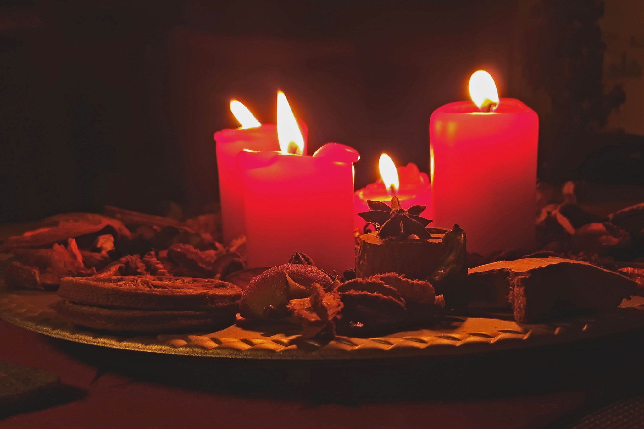 Weihnachtswoche: Am Adventskranz brennen alle vier Kerzen. Foto: Kai-Uwe Ruf 